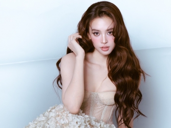 Hoa hậu Trần Tiểu Vy khoe sắc trong bộ ảnh tuổi 25