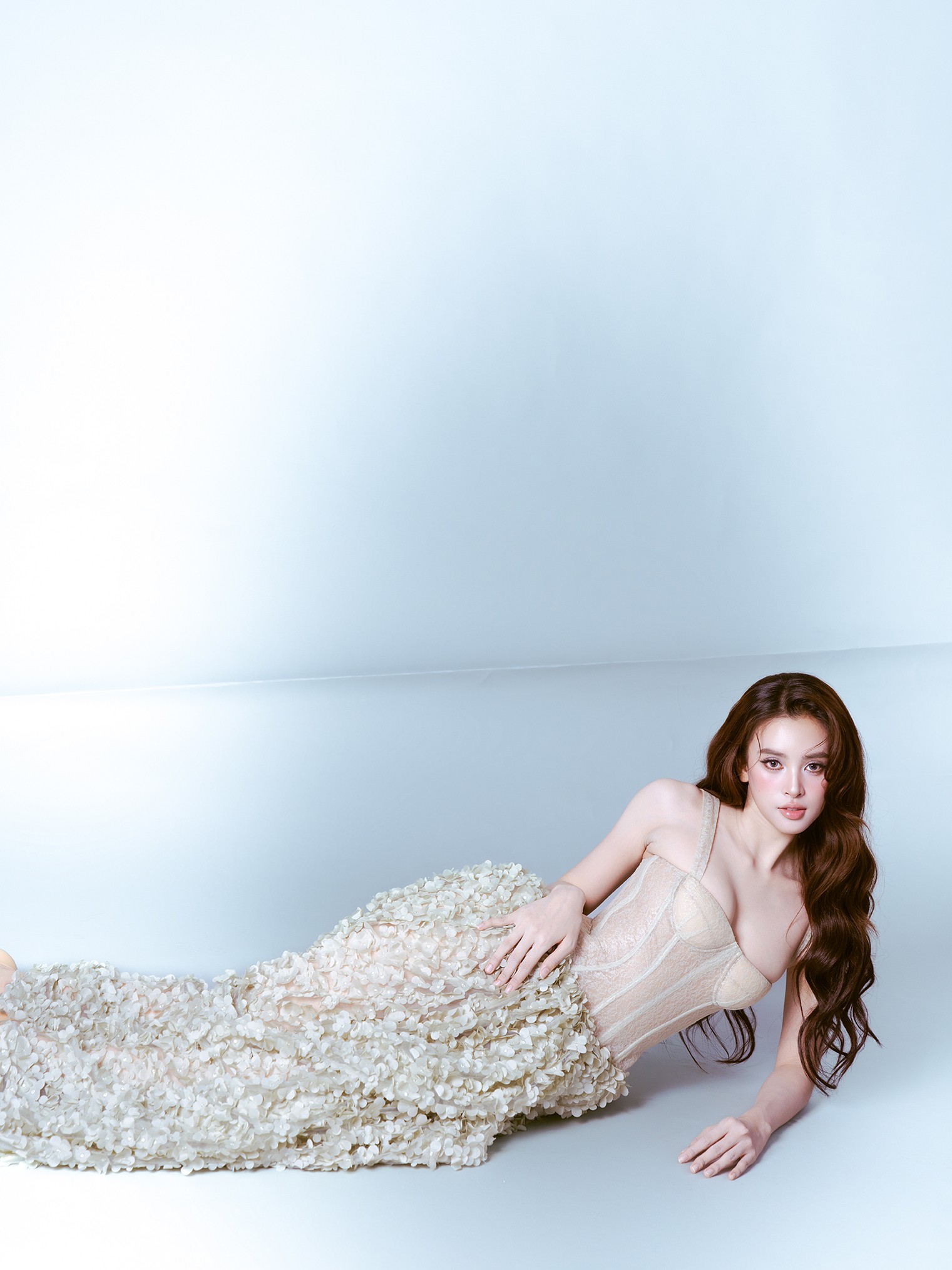 Hoa hậu Trần Tiểu Vy khoe sắc trong bộ ảnh tuổi 25