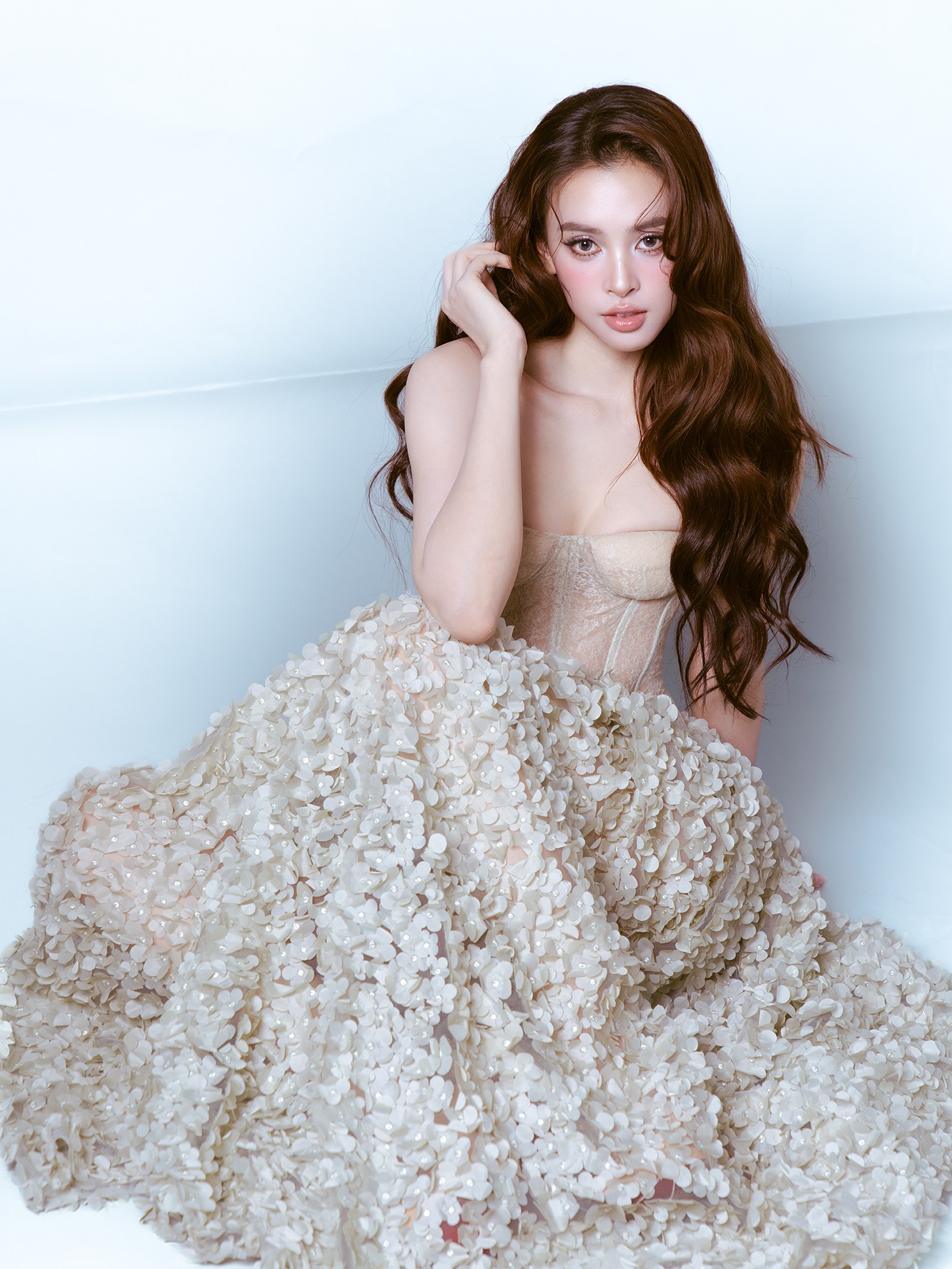 Hoa hậu Trần Tiểu Vy khoe sắc trong bộ ảnh tuổi 25