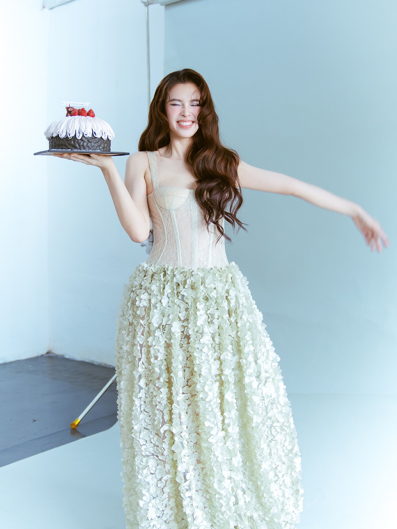 Hoa hậu Trần Tiểu Vy khoe sắc trong bộ ảnh tuổi 25