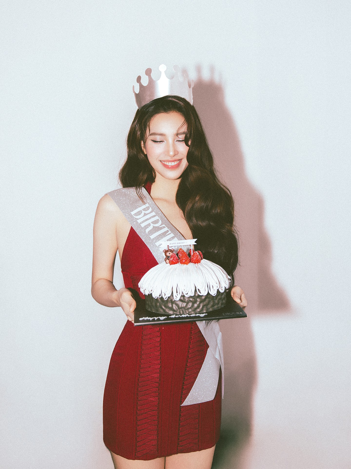 Hoa hậu Trần Tiểu Vy khoe sắc trong bộ ảnh tuổi 25