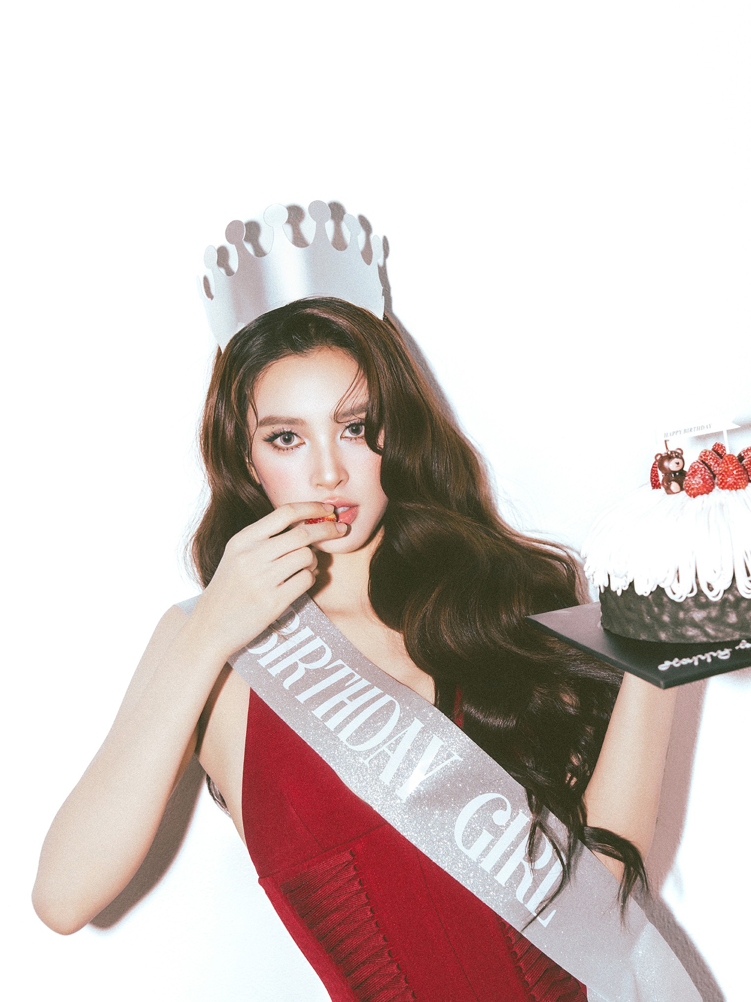 Hoa hậu Trần Tiểu Vy khoe sắc trong bộ ảnh tuổi 25