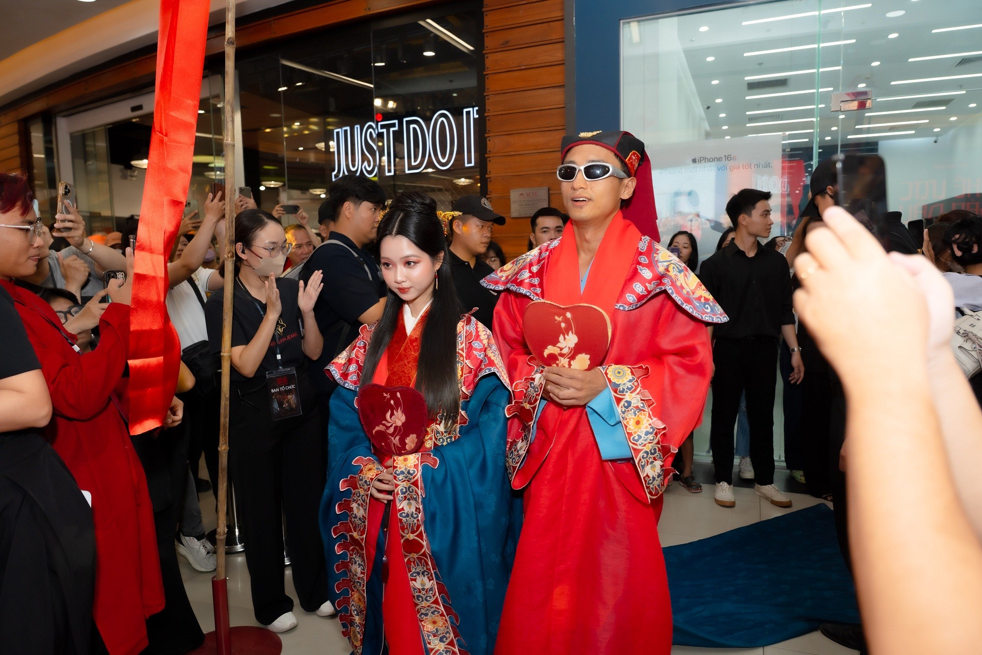 'Khế ước bán dâu' ra mắt hoành tráng bằng lễ rước dâu cổ trang có 'một không hai', gợi nhắc không khí tâm linh huyền bí