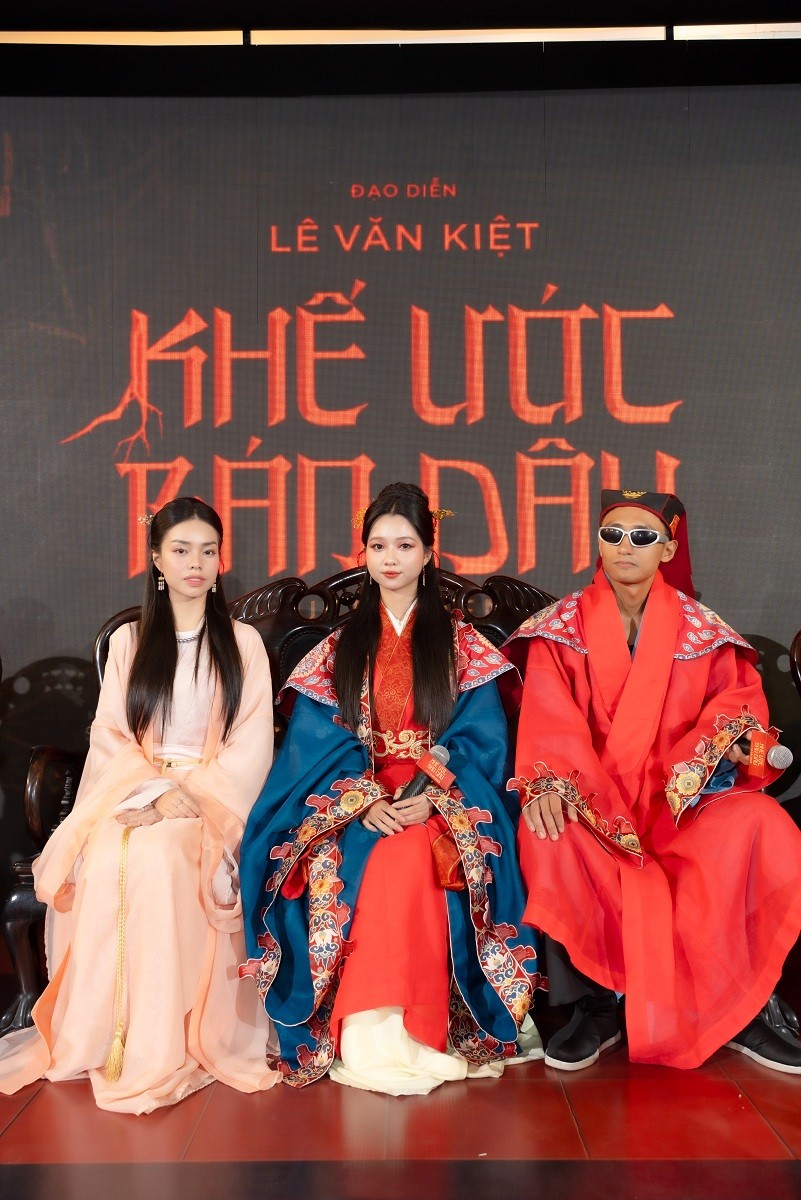 'Khế ước bán dâu' ra mắt hoành tráng bằng lễ rước dâu cổ trang có 'một không hai', gợi nhắc không khí tâm linh huyền bí