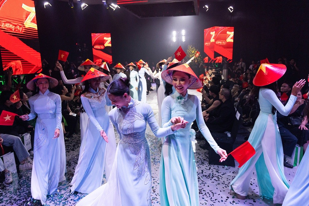 'Hoa hậu hoàn vũ Việt Nam 2025' Nguyễn Hoàng Phương Linh truyền cảm hứng về dự án cộng đồng 'Line2Life' trên sàn diễn 'See Now Scan Now - Tech-Shion S