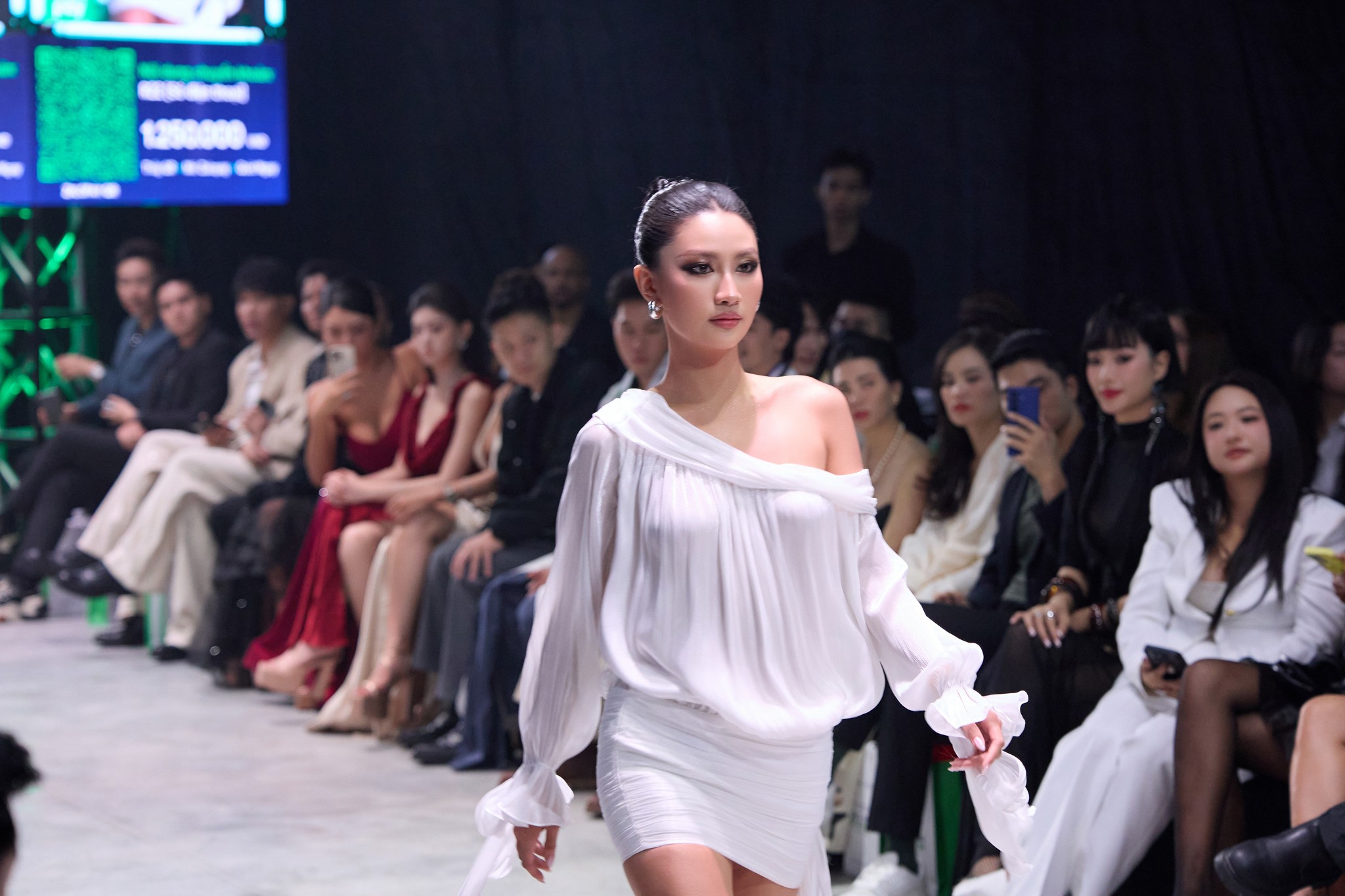 'Hoa hậu hoàn vũ Việt Nam 2025' Nguyễn Hoàng Phương Linh truyền cảm hứng về dự án cộng đồng 'Line2Life' trên sàn diễn 'See Now Scan Now - Tech-Shion S