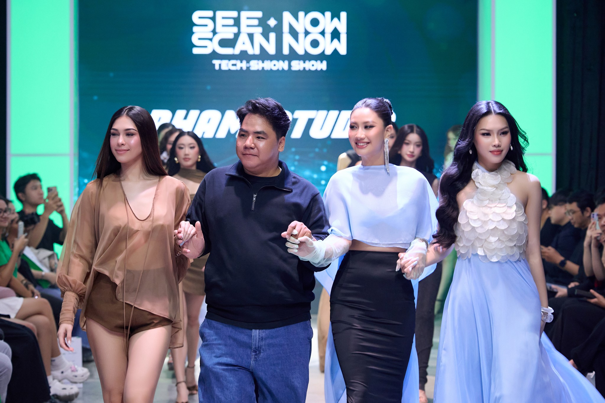 'Hoa hậu hoàn vũ Việt Nam 2025' Nguyễn Hoàng Phương Linh truyền cảm hứng về dự án cộng đồng 'Line2Life' trên sàn diễn 'See Now Scan Now - Tech-Shion S