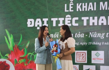 Sinh nhật 'lạ lùng' của diễn viên Thanh Thúy: Hơn một tấn thanh long và hàng nghìn chai nước mắm 'lên sàn'