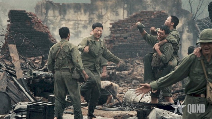 'Mưa đỏ': Tiếng cười và sự lạc quan không tắt giữa chiến trường khốc liệt