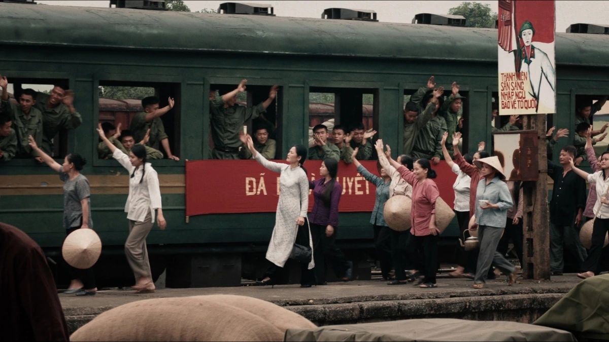 'Mưa đỏ': Tiếng cười và sự lạc quan không tắt giữa chiến trường khốc liệt