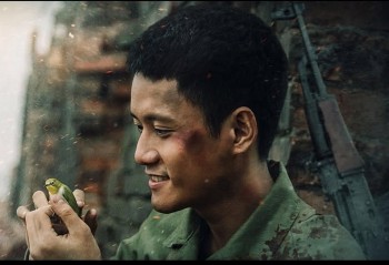 'Mưa đỏ': Tiếng cười và sự lạc quan không tắt giữa chiến trường khốc liệt