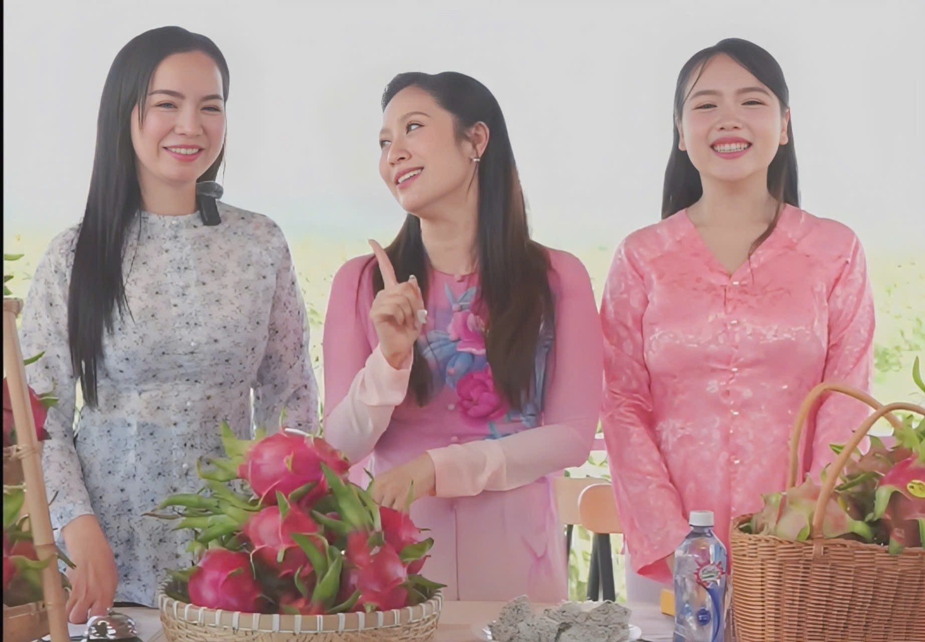 Sinh nhật 'lạ lùng' của diễn viên Thanh Thúy: Hơn một tấn thanh long và hàng nghìn chai nước mắm 'lên sàn'