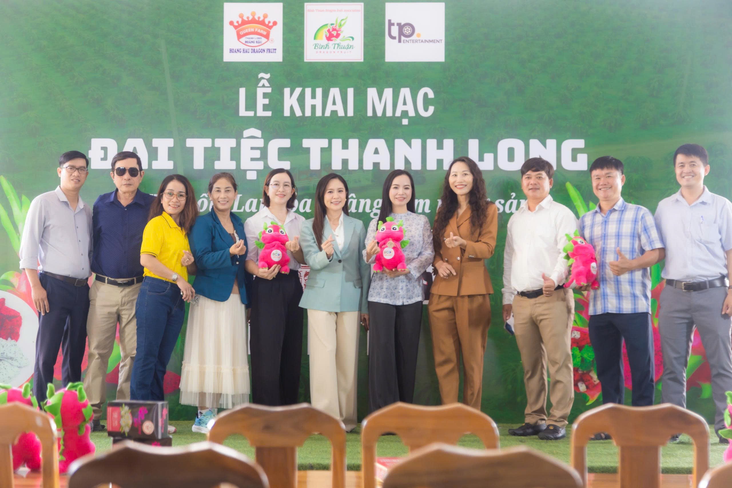 Sinh nhật 'lạ lùng' của diễn viên Thanh Thúy: Hơn một tấn thanh long và hàng nghìn chai nước mắm 'lên sàn'