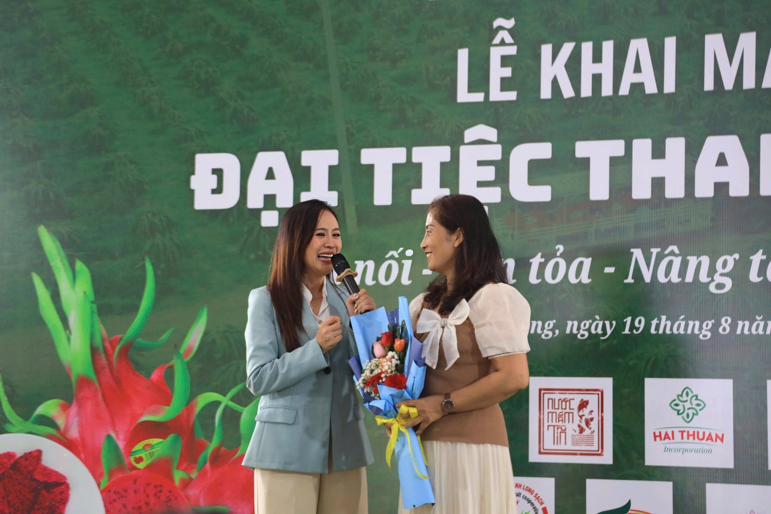 Sinh nhật 'lạ lùng' của diễn viên Thanh Thúy: Hơn một tấn thanh long và hàng nghìn chai nước mắm 'lên sàn'