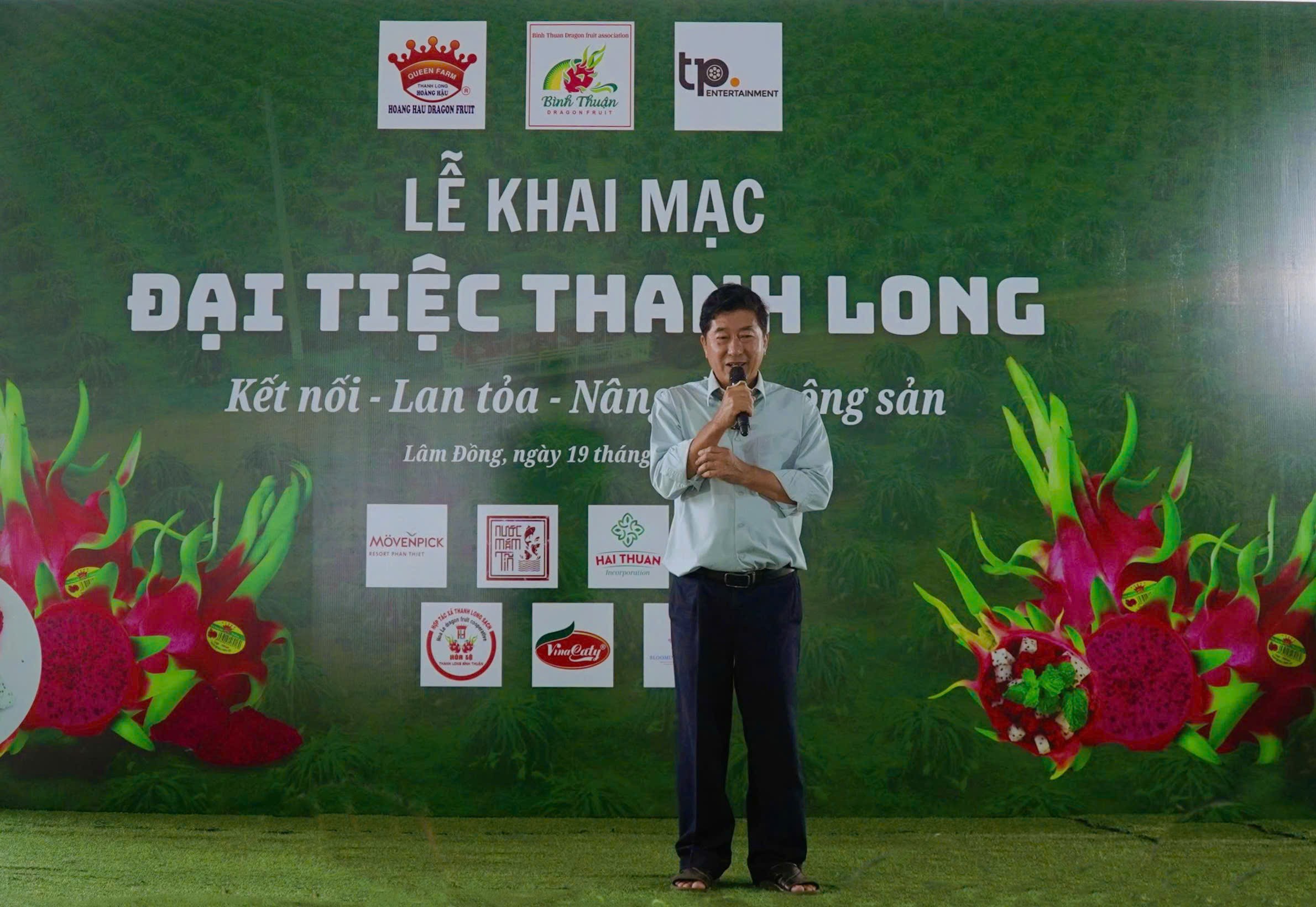 Sinh nhật 'lạ lùng' của diễn viên Thanh Thúy: Hơn một tấn thanh long và hàng nghìn chai nước mắm 'lên sàn'
