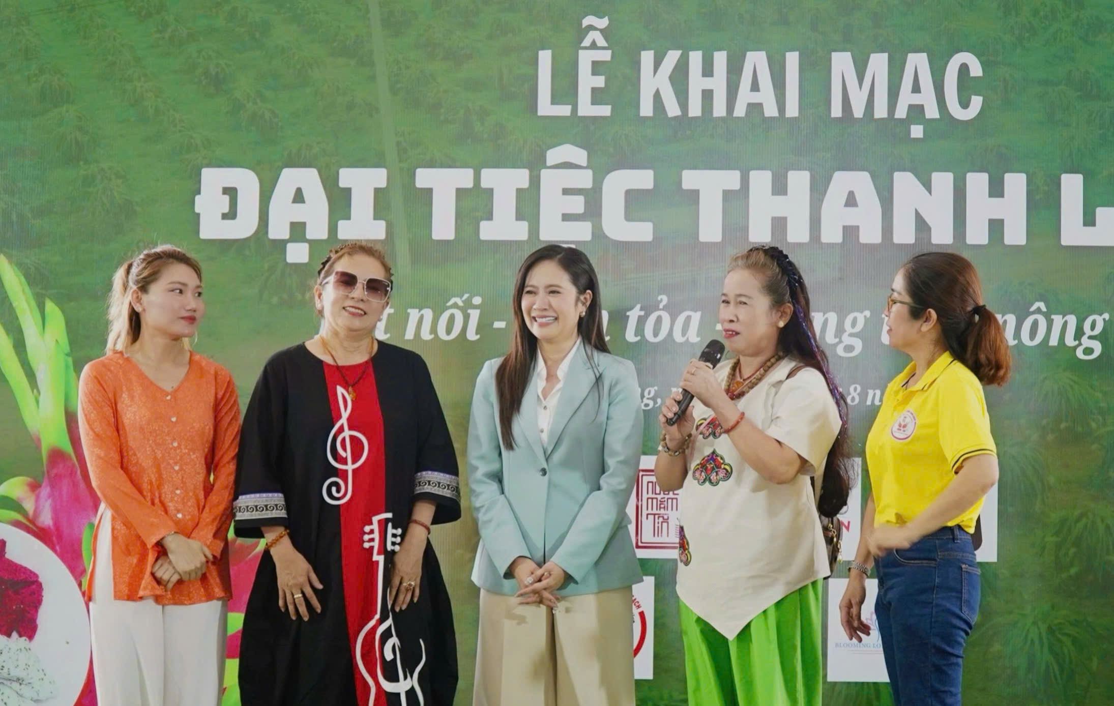 Sinh nhật 'lạ lùng' của diễn viên Thanh Thúy: Hơn một tấn thanh long và hàng nghìn chai nước mắm 'lên sàn'
