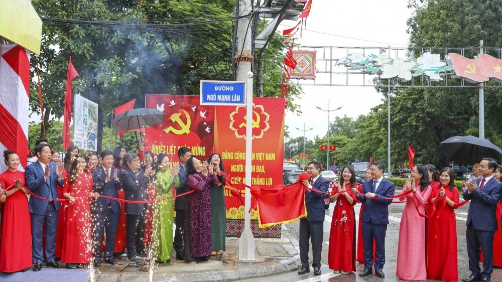 Gắn biển tên đường mang tên cố họa sĩ, NSND Ngô Mạnh Lân tại Điện Biên