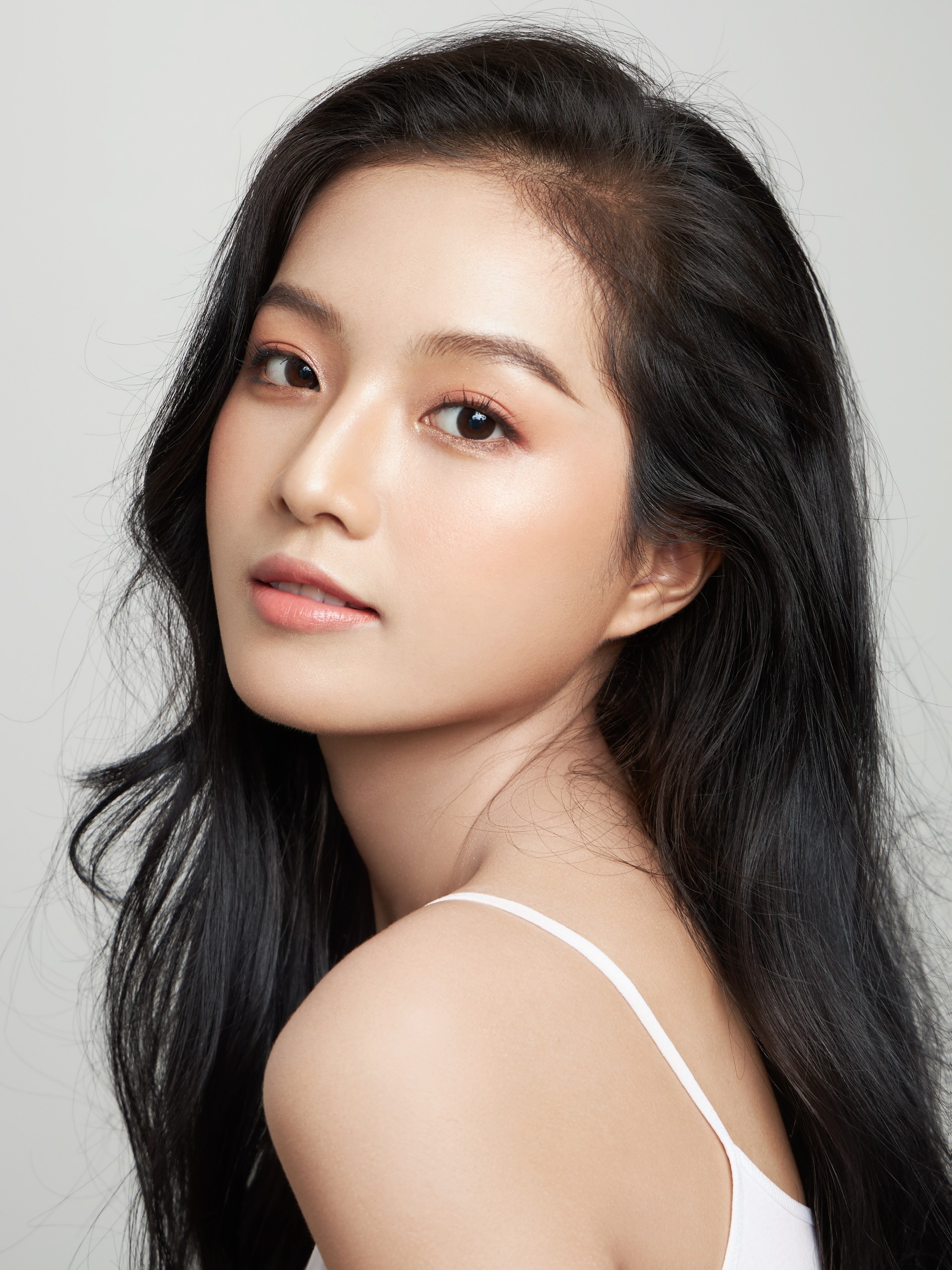 'Bịt mắt bắt nai' công bố ra rạp tháng 9, hé lộ poster ngập drama và hứa hẹn twist khét lẹt