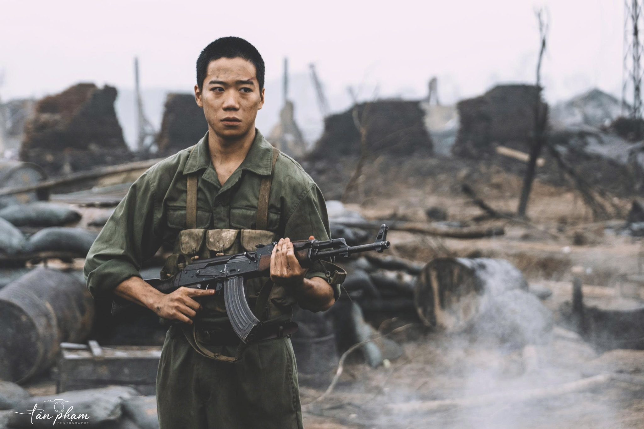 Trần Gia Huy và 'bạn diễn' đặc biệt: Cảnh quay ăn rắn thật gây sốc của phim 'Mưa đỏ'