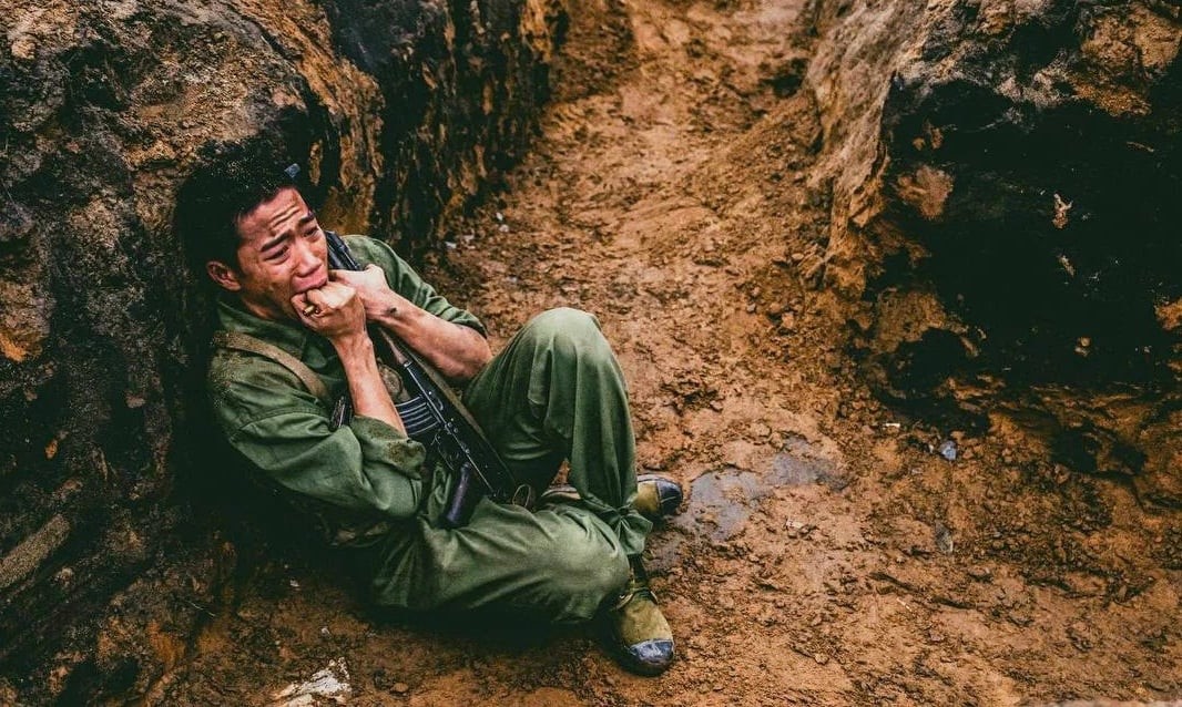 Trần Gia Huy và 'bạn diễn' đặc biệt: Cảnh quay ăn rắn thật gây sốc của phim 'Mưa đỏ'