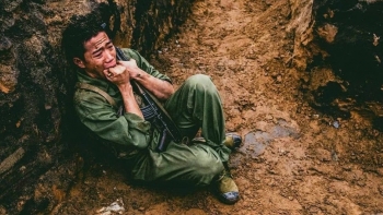 Trần Gia Huy và 'bạn diễn' đặc biệt: Cảnh quay ăn rắn thật gây sốc của phim 'Mưa đỏ'