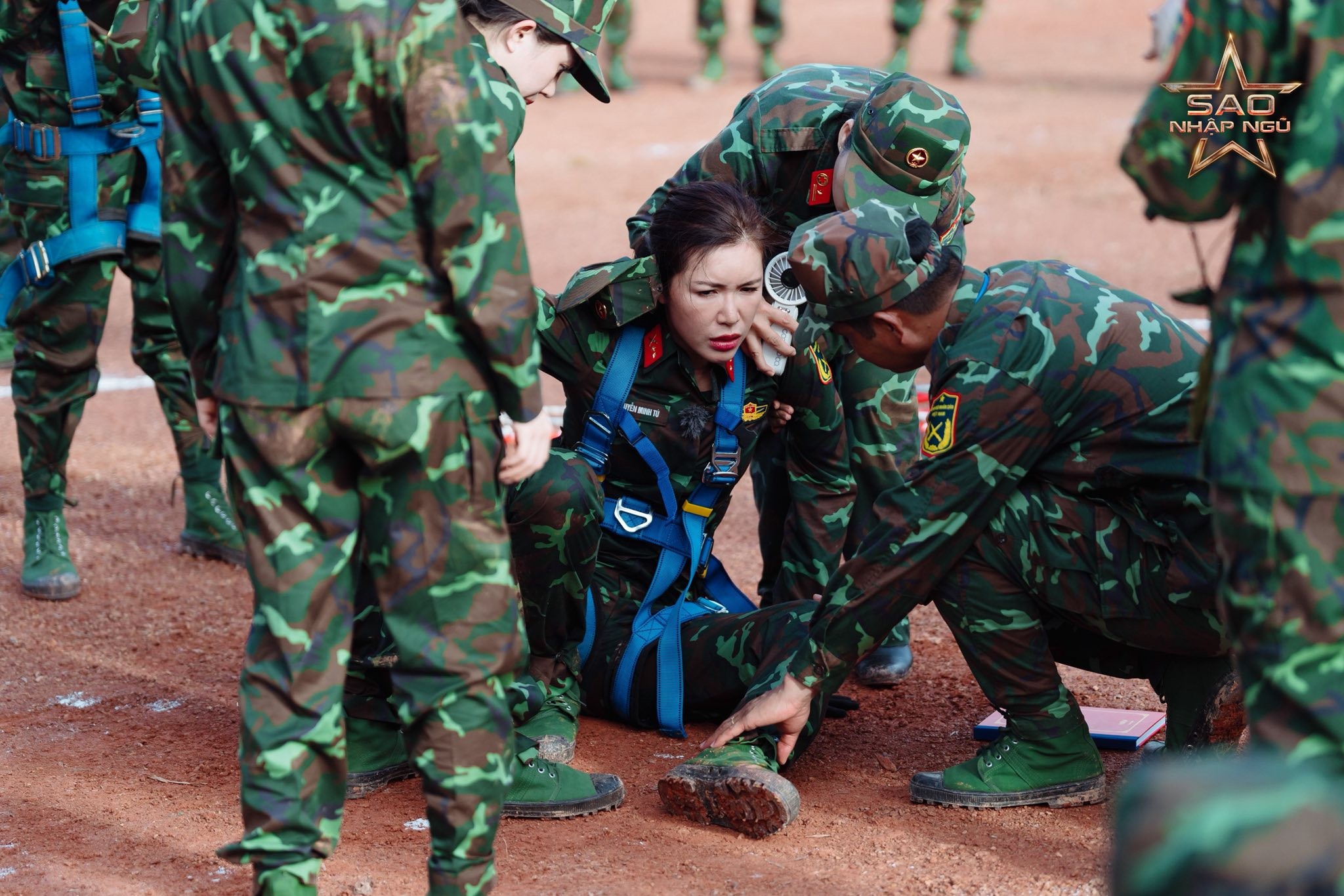 Ông xã Minh Tú ra sân bay đón vợ và đưa thẳng đến bệnh viện để cấp cứu