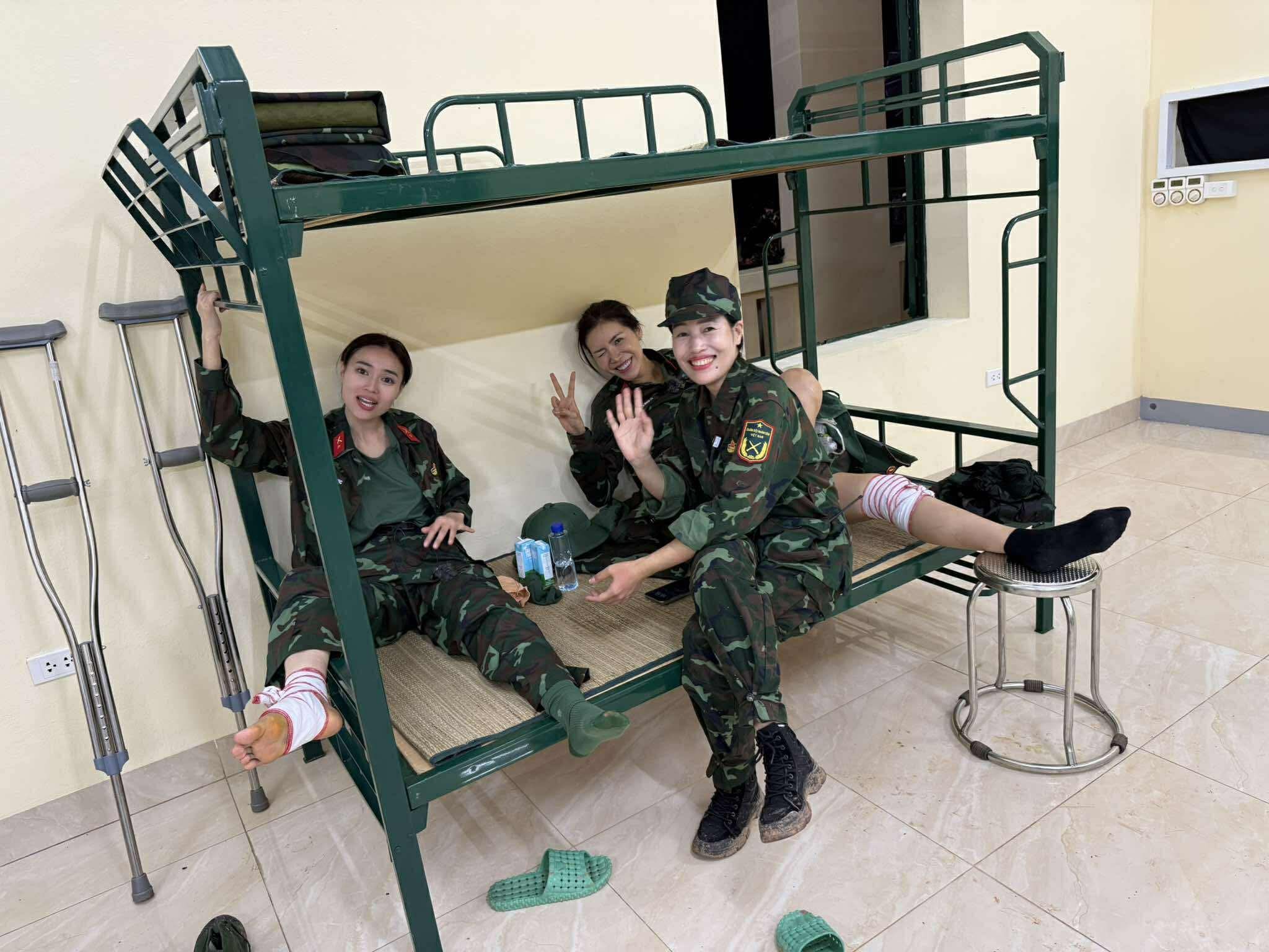 Ông xã Minh Tú ra sân bay đón vợ và đưa thẳng đến bệnh viện để cấp cứu