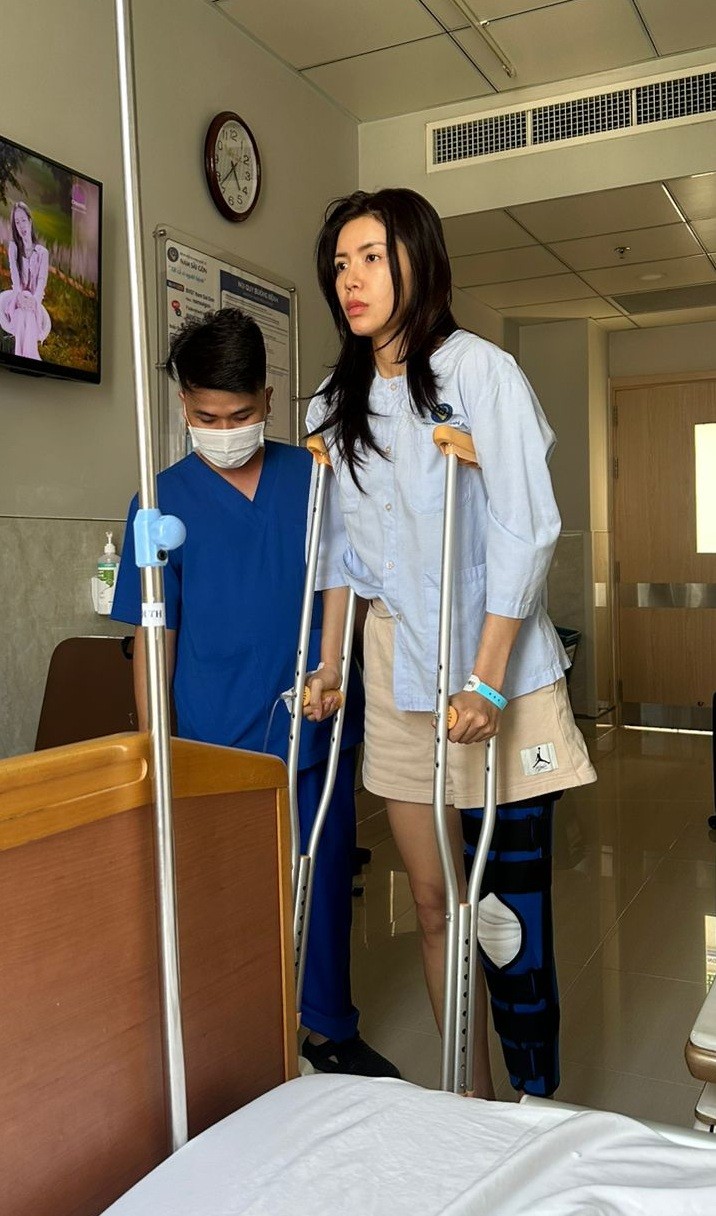 Ông xã Minh Tú ra sân bay đón vợ và đưa thẳng đến bệnh viện để cấp cứu