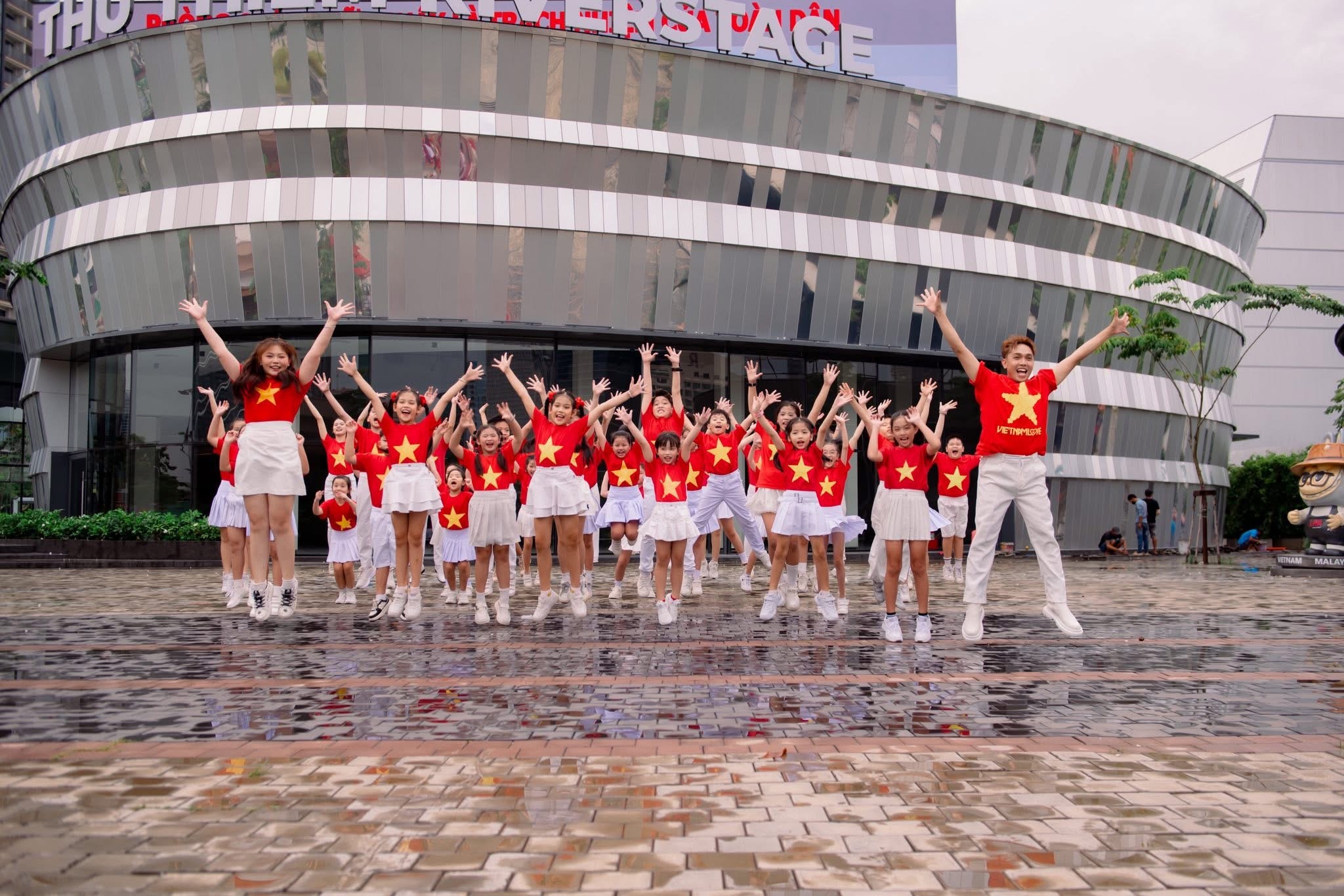 'Thuyền trưởng' Minh Khôi lèo lái 'con tàu' Rồng Con tích cực cùng dự án cộng đồng 'Kiếp sau vẫn là người Việt Nam'