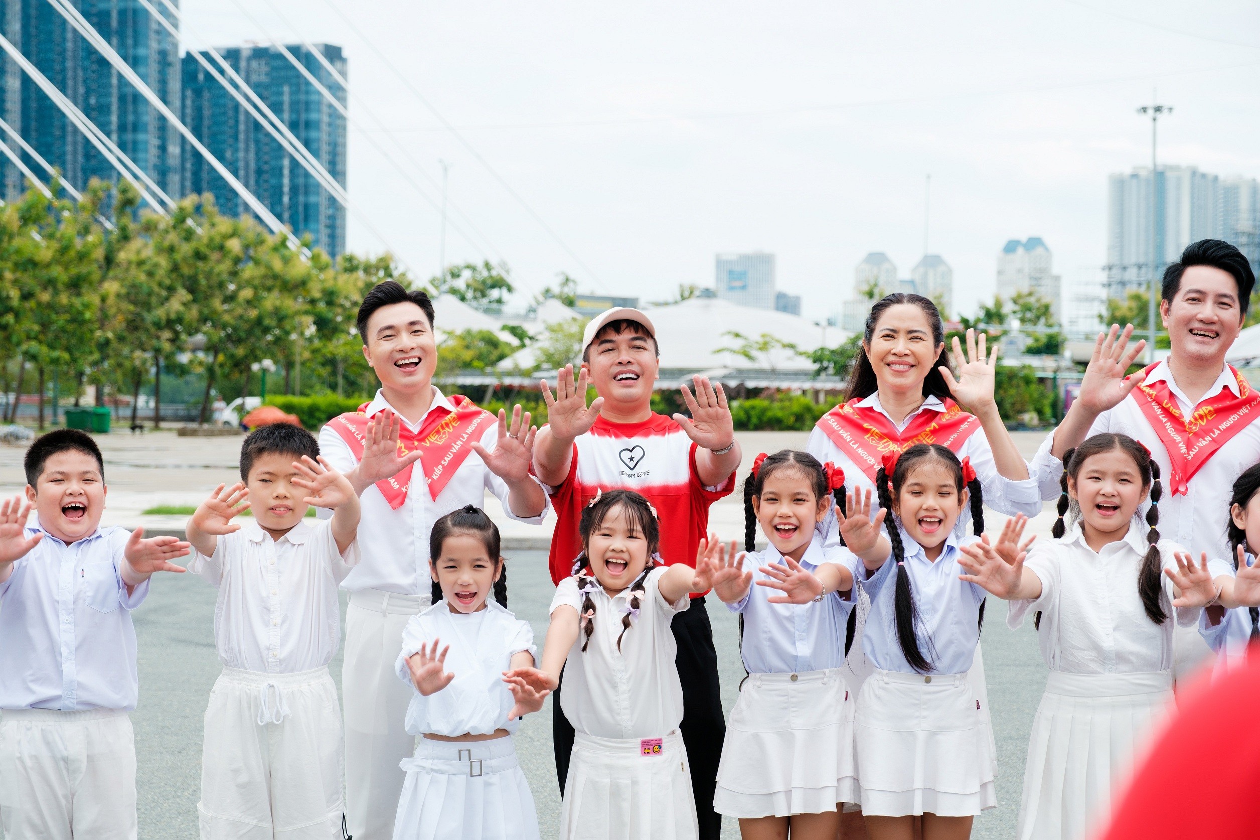 'Thuyền trưởng' Minh Khôi lèo lái 'con tàu' Rồng Con tích cực cùng dự án cộng đồng 'Kiếp sau vẫn là người Việt Nam'