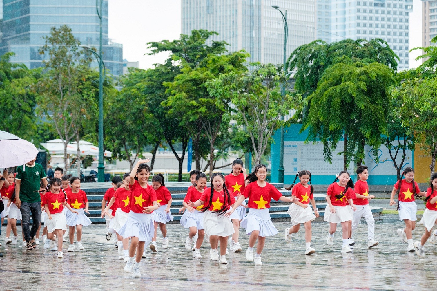 'Thuyền trưởng' Minh Khôi lèo lái 'con tàu' Rồng Con tích cực cùng dự án cộng đồng 'Kiếp sau vẫn là người Việt Nam'