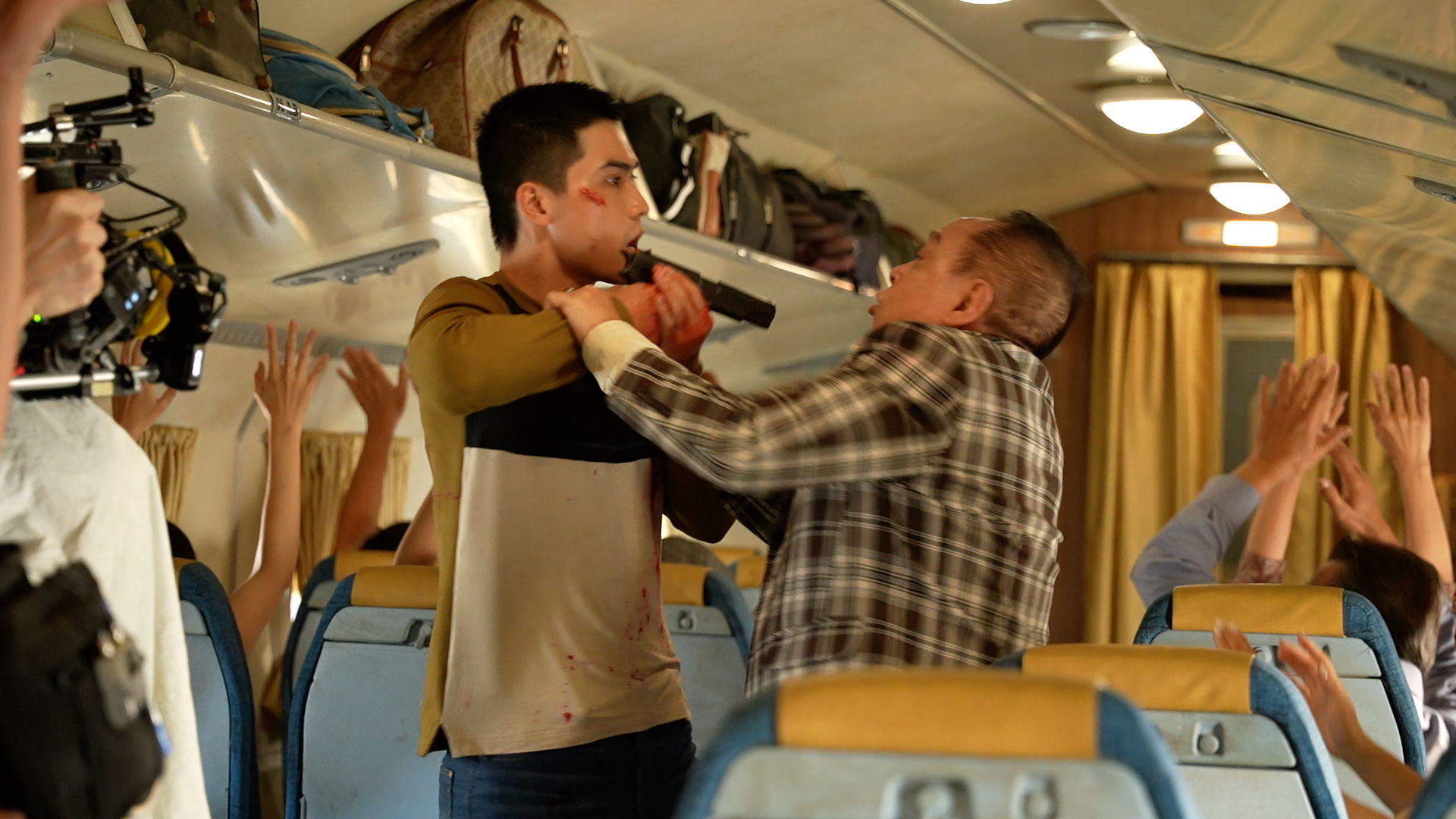 Đoàn phim 'Tử chiến trên không' nín thở với từng cảnh quay trong khoang máy bay hẹp: 'Sai một ly là đi một dặm'