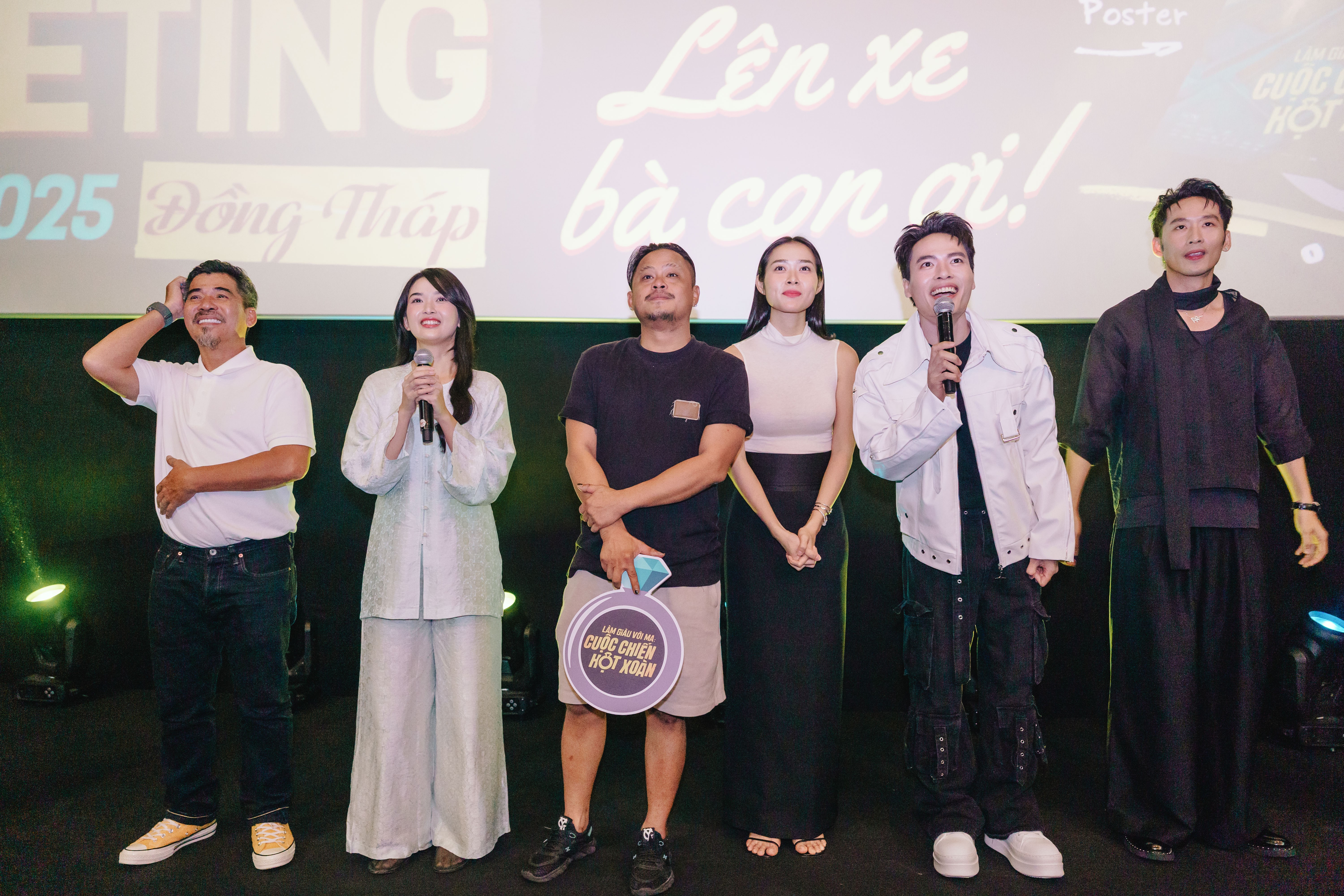 Khán giả miền Tây vỡ òa với buổi fan meeting 'Làm giàu với ma: Cuộc chiến hột xoàn'