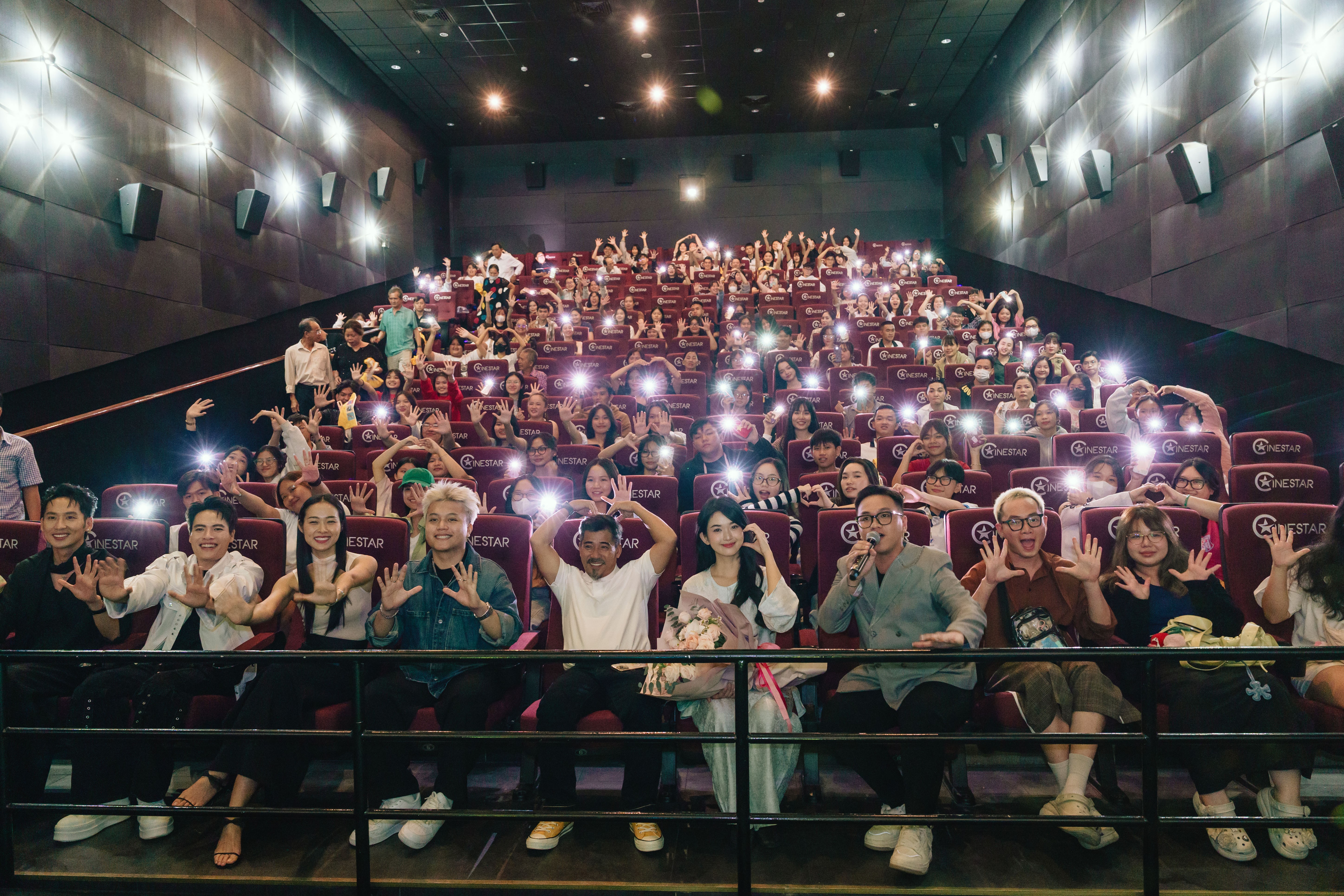 Khán giả miền Tây vỡ òa với buổi fan meeting 'Làm giàu với ma: Cuộc chiến hột xoàn'