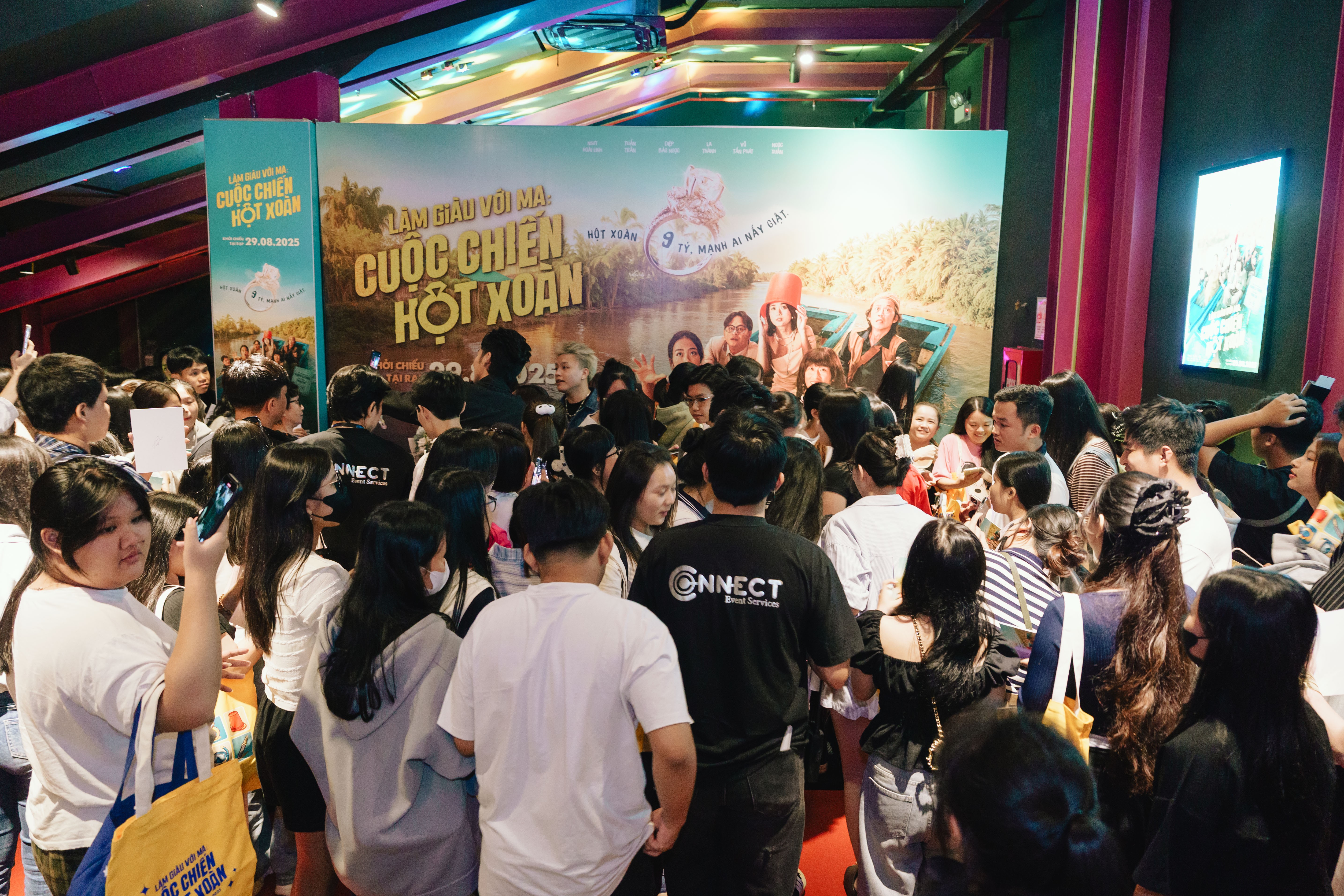 Khán giả miền Tây vỡ òa với buổi fan meeting 'Làm giàu với ma: Cuộc chiến hột xoàn'