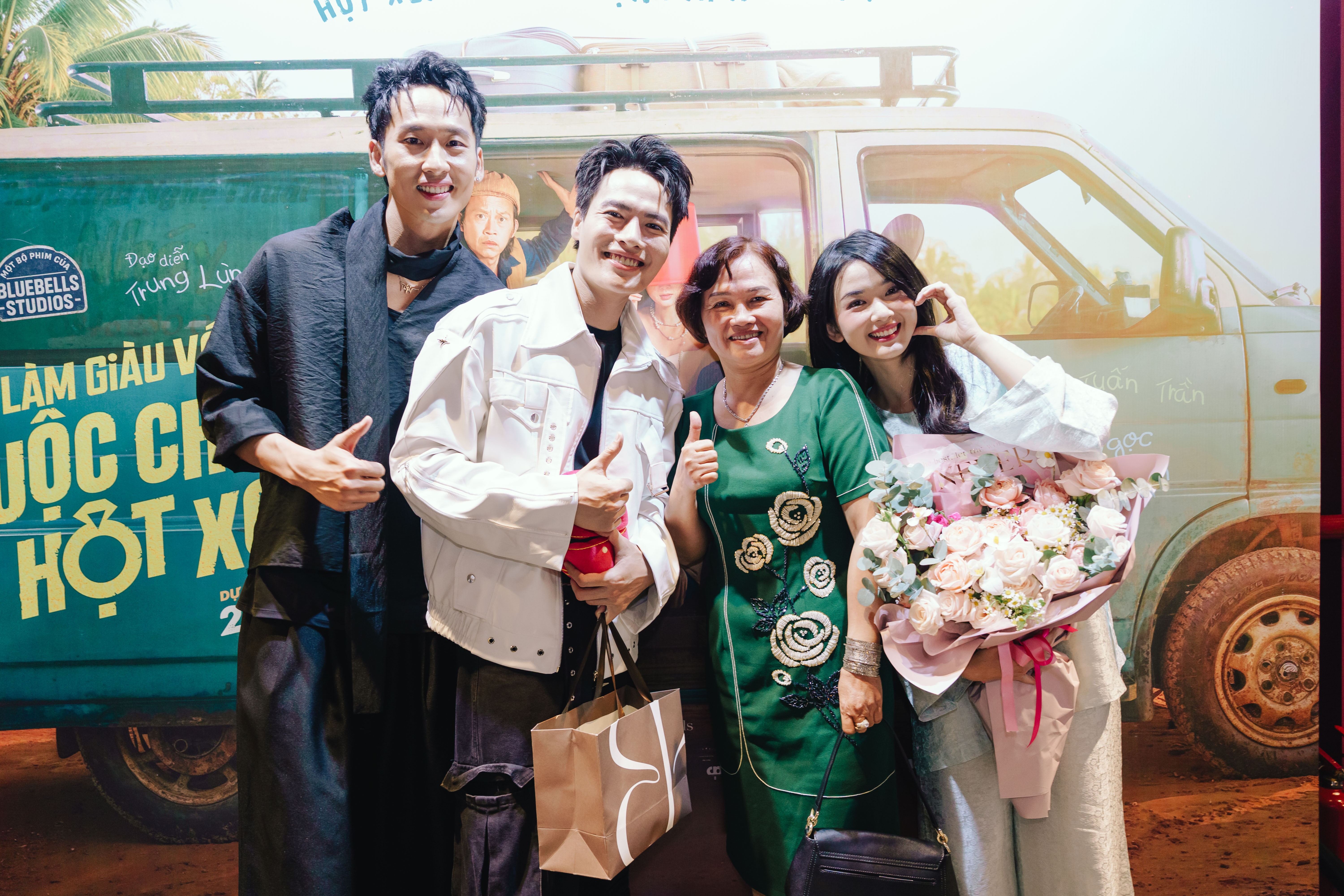 Khán giả miền Tây vỡ òa với buổi fan meeting 'Làm giàu với ma: Cuộc chiến hột xoàn'