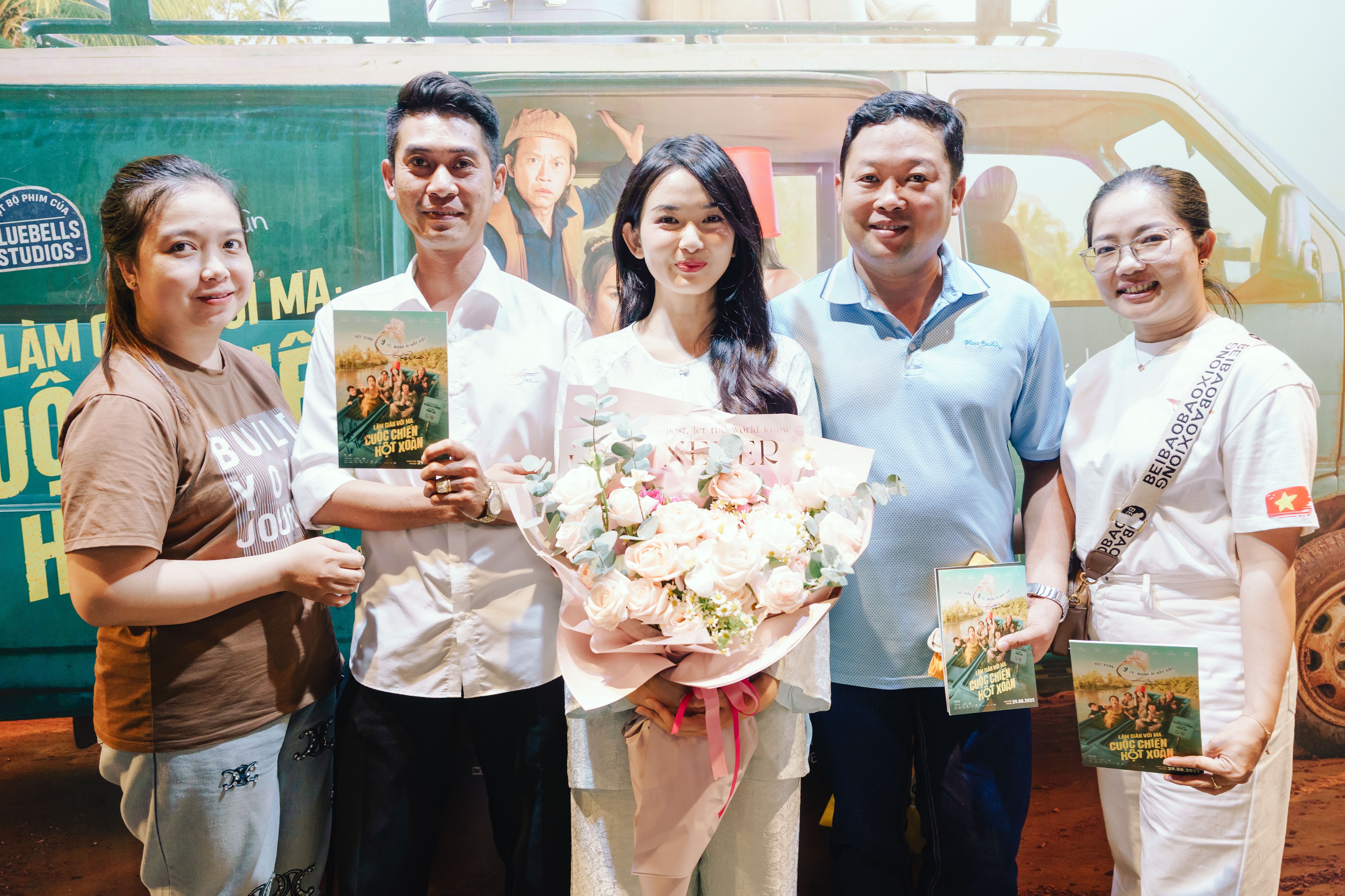 Khán giả miền Tây vỡ òa với buổi fan meeting 'Làm giàu với ma: Cuộc chiến hột xoàn'