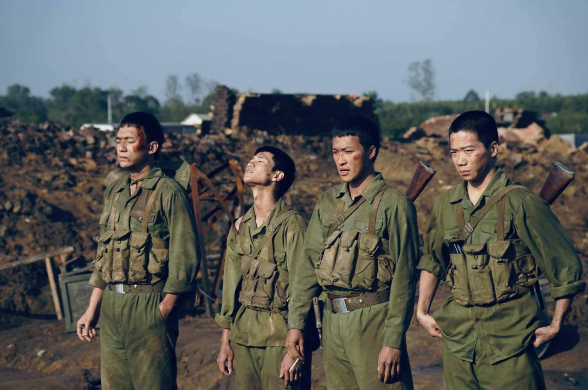 'Mưa đỏ' soán ngôi Trấn Thành, trở thành phim Việt ăn khách nhất với doanh thu ấn tượng