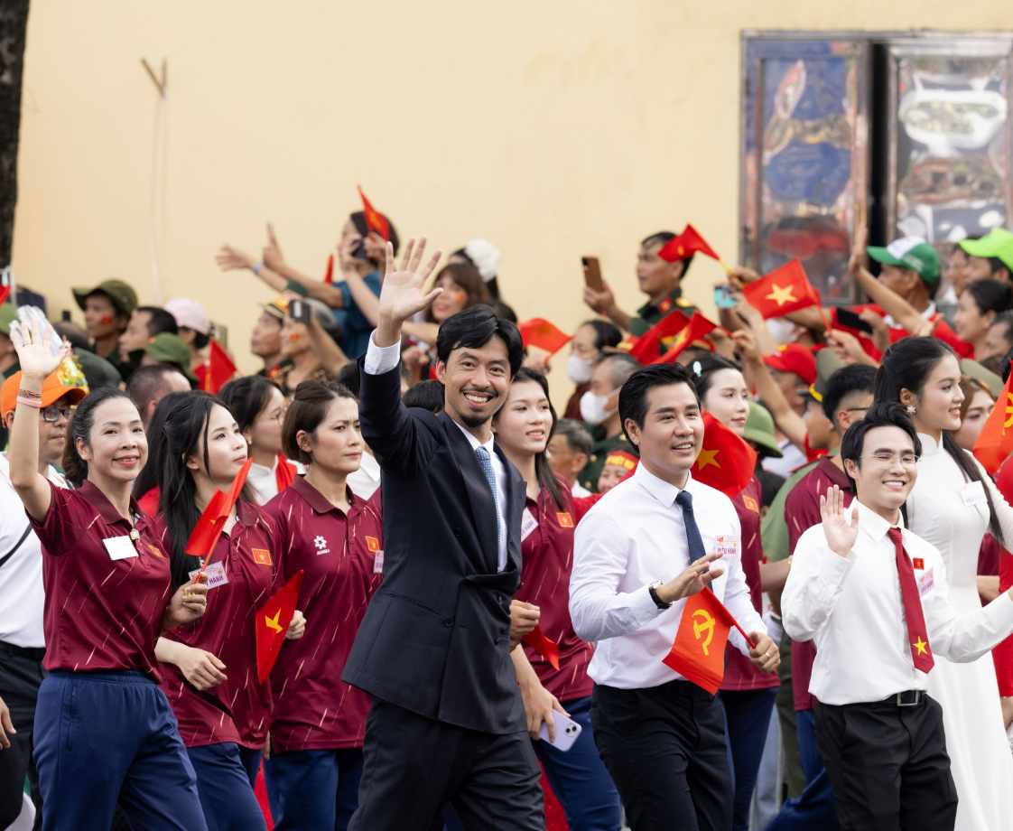 Trương Thế Vinh gây sốt với loạt ảnh mờ ảo có '1-0-2'