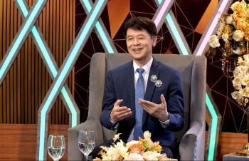 Danh ca Thái Châu 74 tuổi vẫn hăng say cống hiến nghệ thuật, tiết lộ 'bí mật' về bà xã