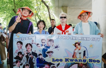 Lee Kwang Soo 'gây sốt' tại sân bay, hòa mình cùng bầu không khí của Việt Nam trong dịp lễ Quốc khánh 2/9