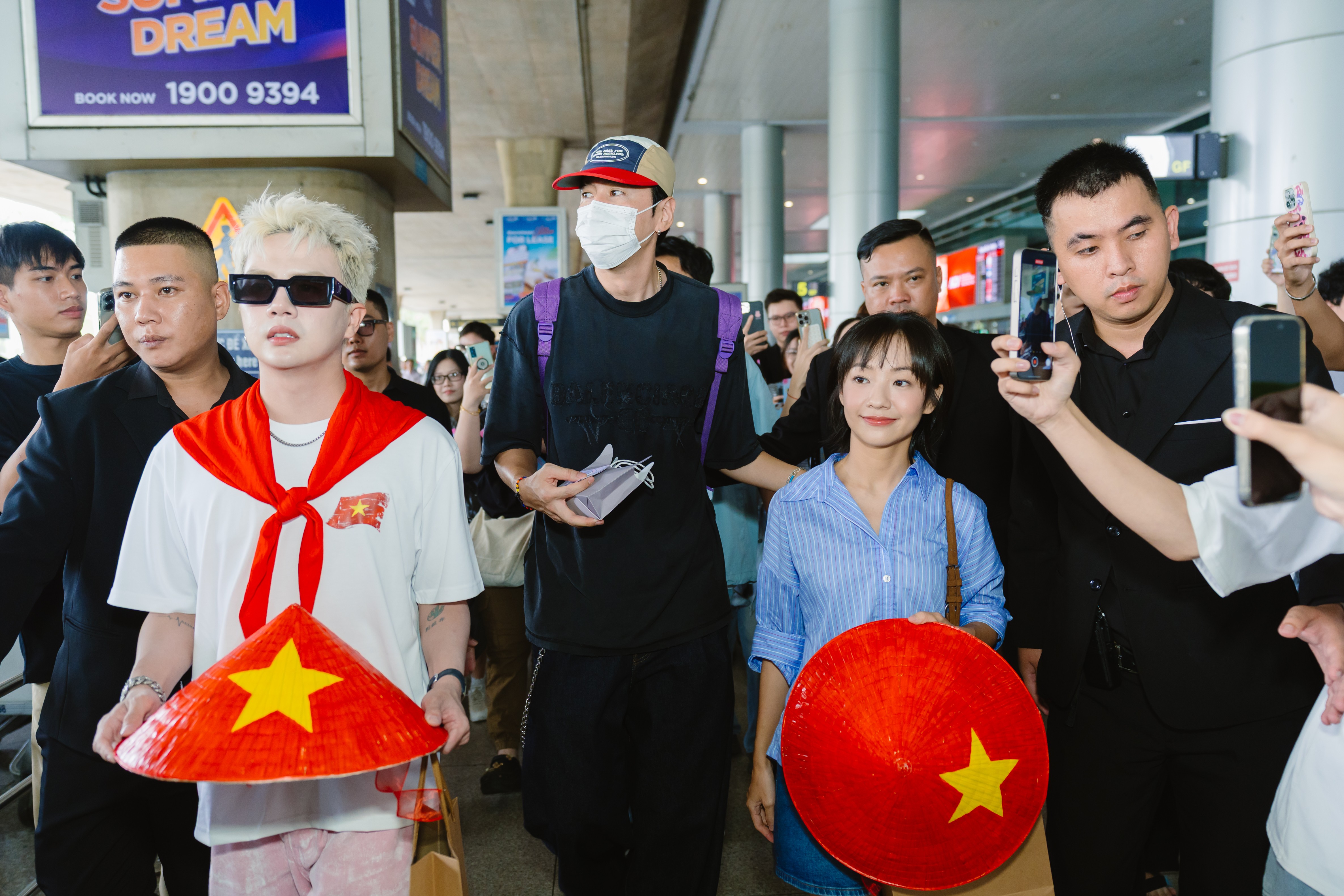 Lee Kwang Soo 'gây sốt' tại sân bay, hòa mình cùng bầu không khí của Việt Nam trong dịp lễ Quốc khánh 2/9