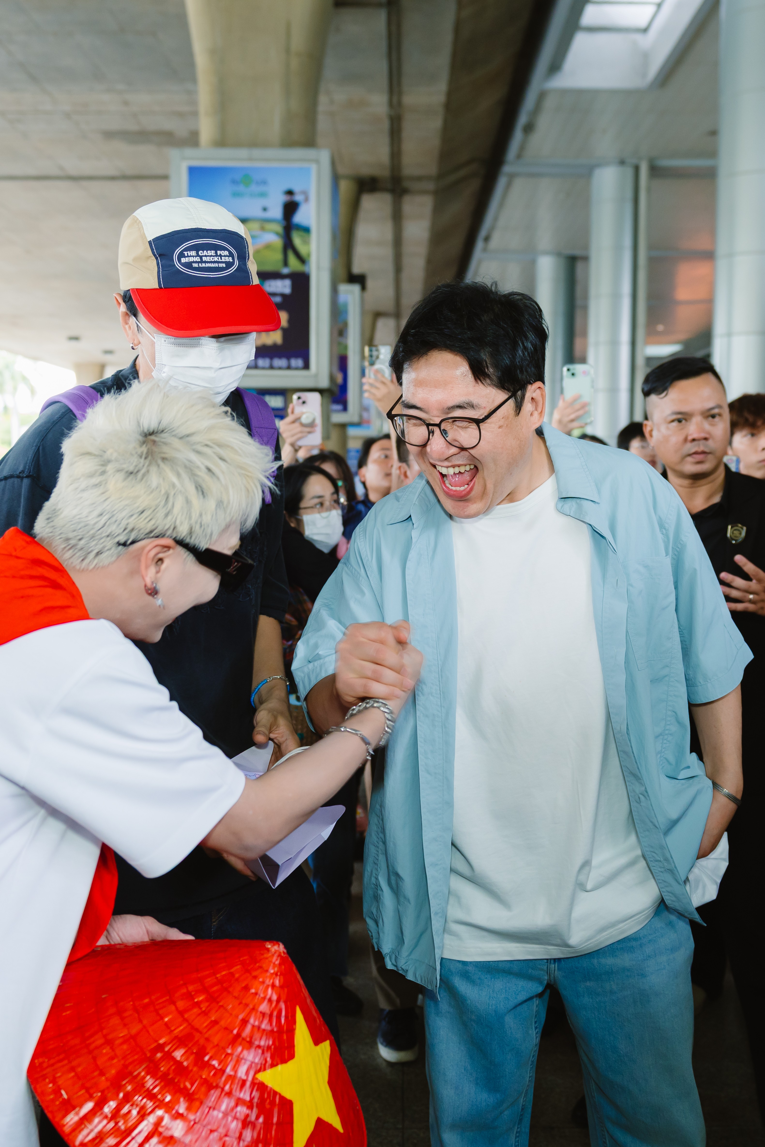 Lee Kwang Soo 'gây sốt' tại sân bay, hòa mình cùng bầu không khí của Việt Nam trong dịp lễ Quốc khánh 2/9