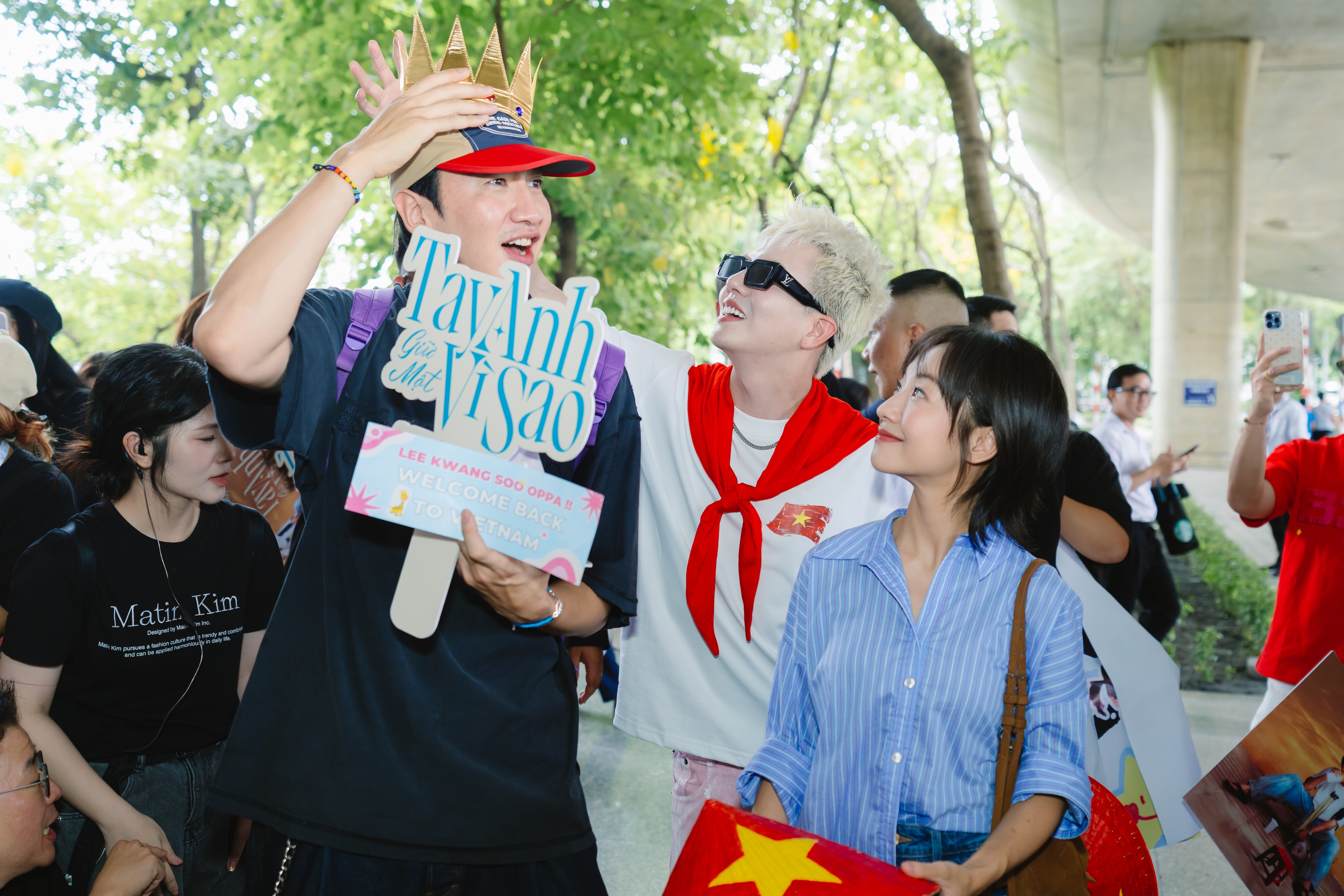 Lee Kwang Soo 'gây sốt' tại sân bay, hòa mình cùng bầu không khí của Việt Nam trong dịp lễ Quốc khánh 2/9