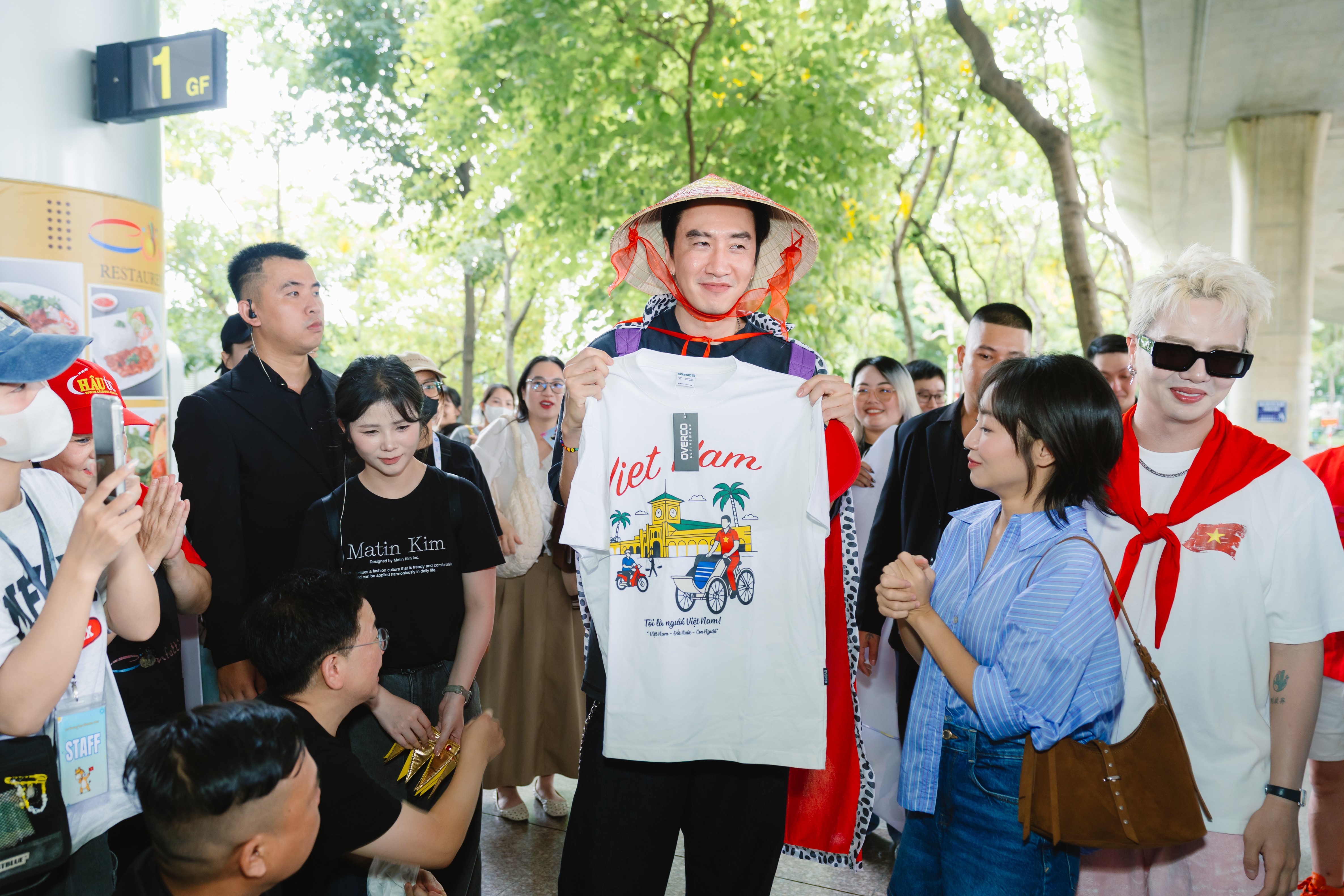 Lee Kwang Soo 'gây sốt' tại sân bay, hòa mình cùng bầu không khí của Việt Nam trong dịp lễ Quốc khánh 2/9