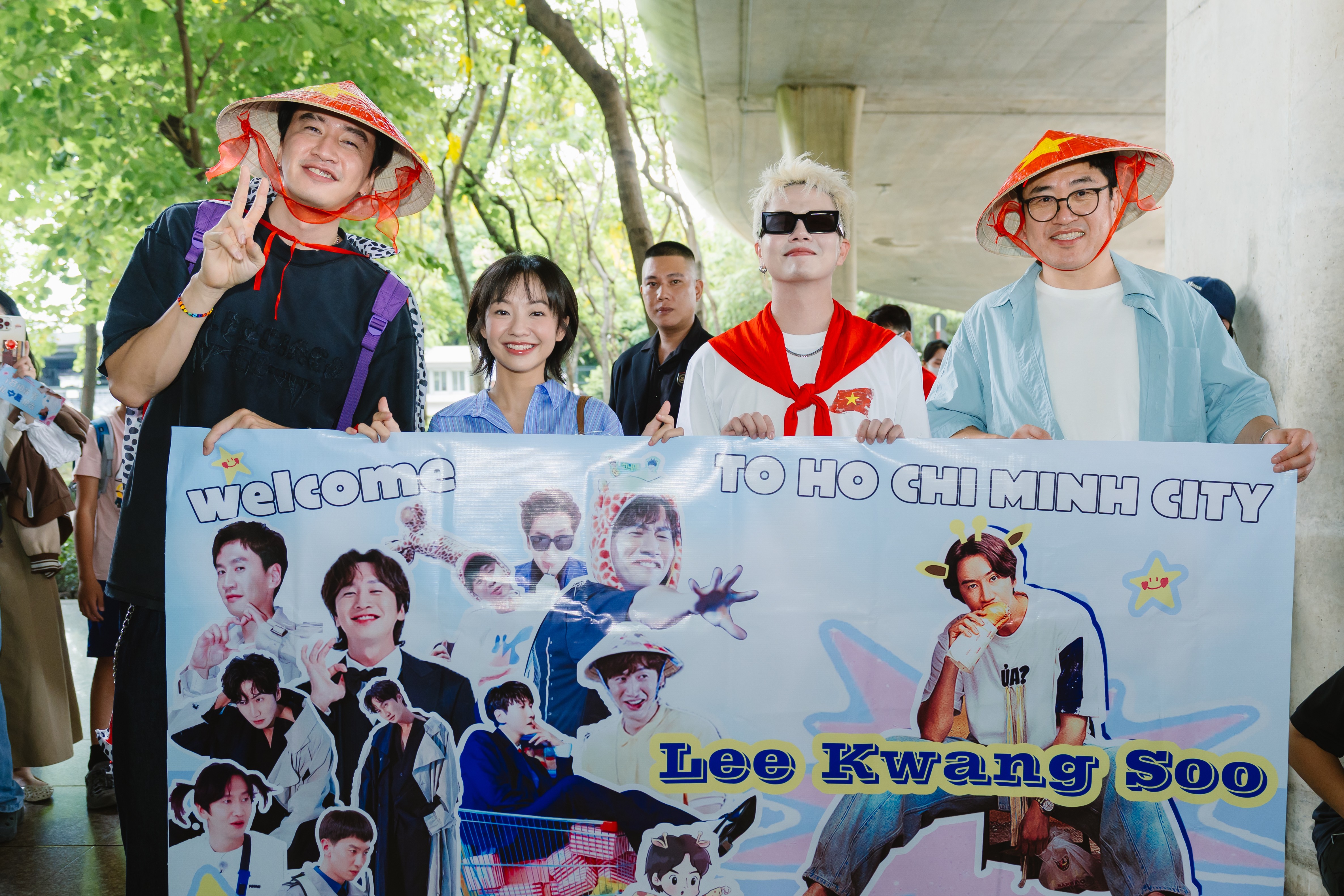 Lee Kwang Soo 'gây sốt' tại sân bay, hòa mình cùng bầu không khí của Việt Nam trong dịp lễ Quốc khánh 2/9