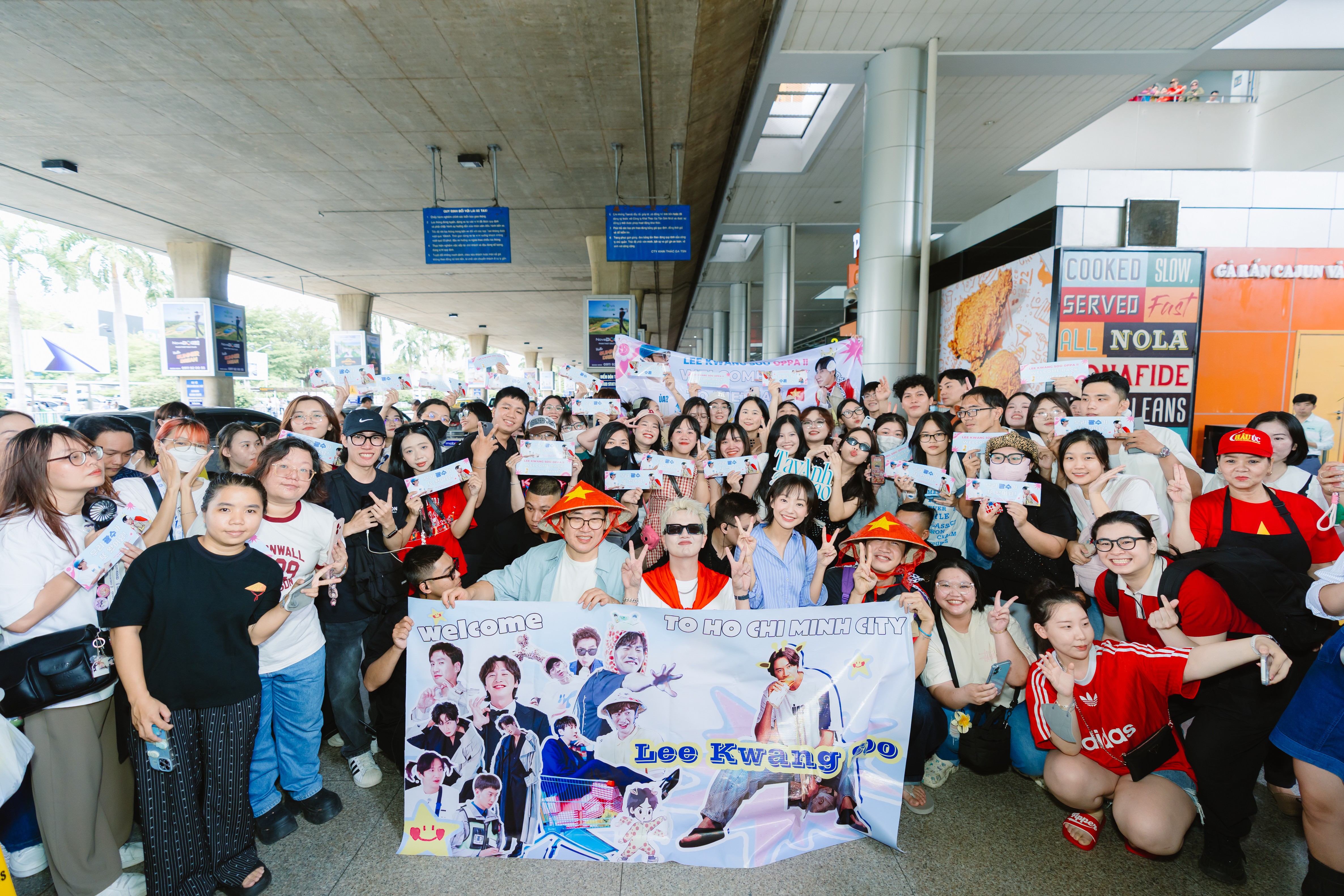 Lee Kwang Soo 'gây sốt' tại sân bay, hòa mình cùng bầu không khí của Việt Nam trong dịp lễ Quốc khánh 2/9