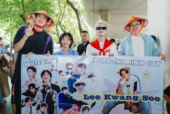 Lee Kwang Soo 'gây sốt' tại sân bay, hòa mình cùng bầu không khí của Việt Nam trong dịp lễ Quốc khánh 2/9