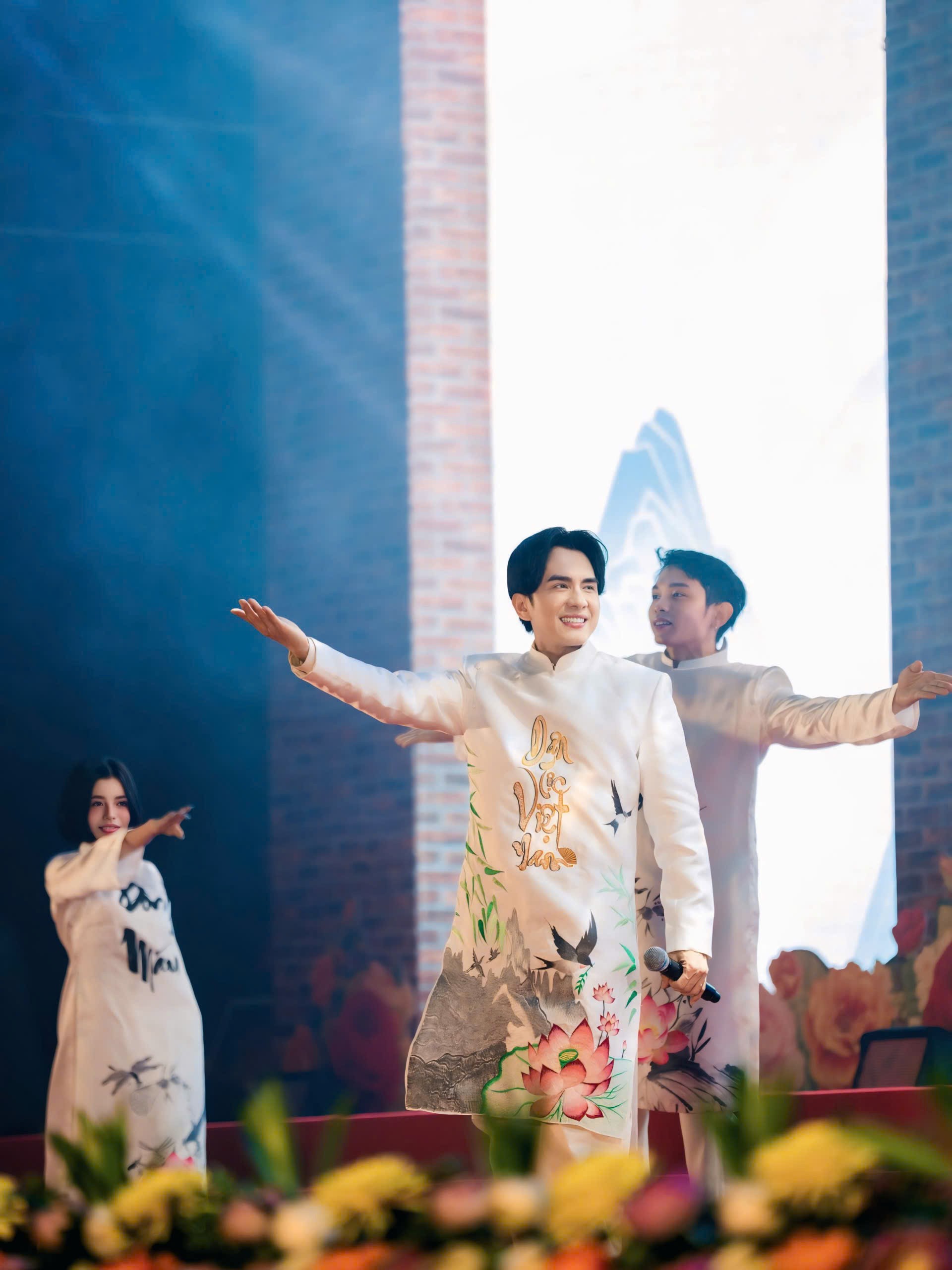 Đan Trường khiến mọi người 'sởn da gà' khi thể hiện ca khúc mới 'Tiếng Việt ngôn ngữ vàng'