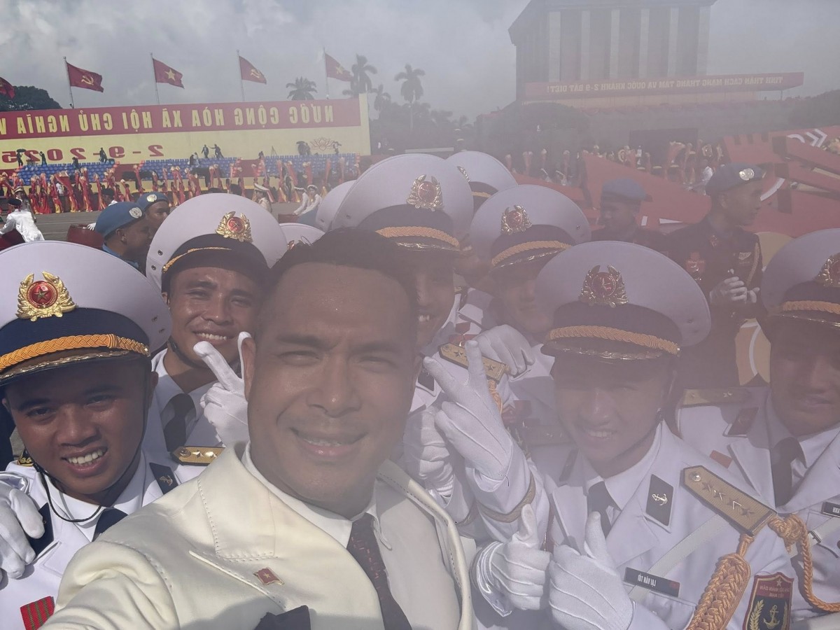 Trương Thế Vinh gây sốt với loạt ảnh mờ ảo có '1-0-2'